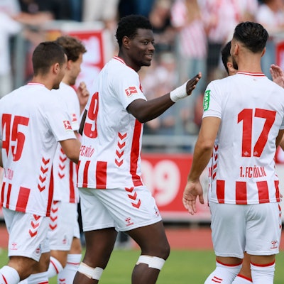 Glückwünsche: Ragnar Ache (Mitte) nach seinem ersten Tor im FC-Trikot bei Testspiel in Bergisch-Gladbach.
