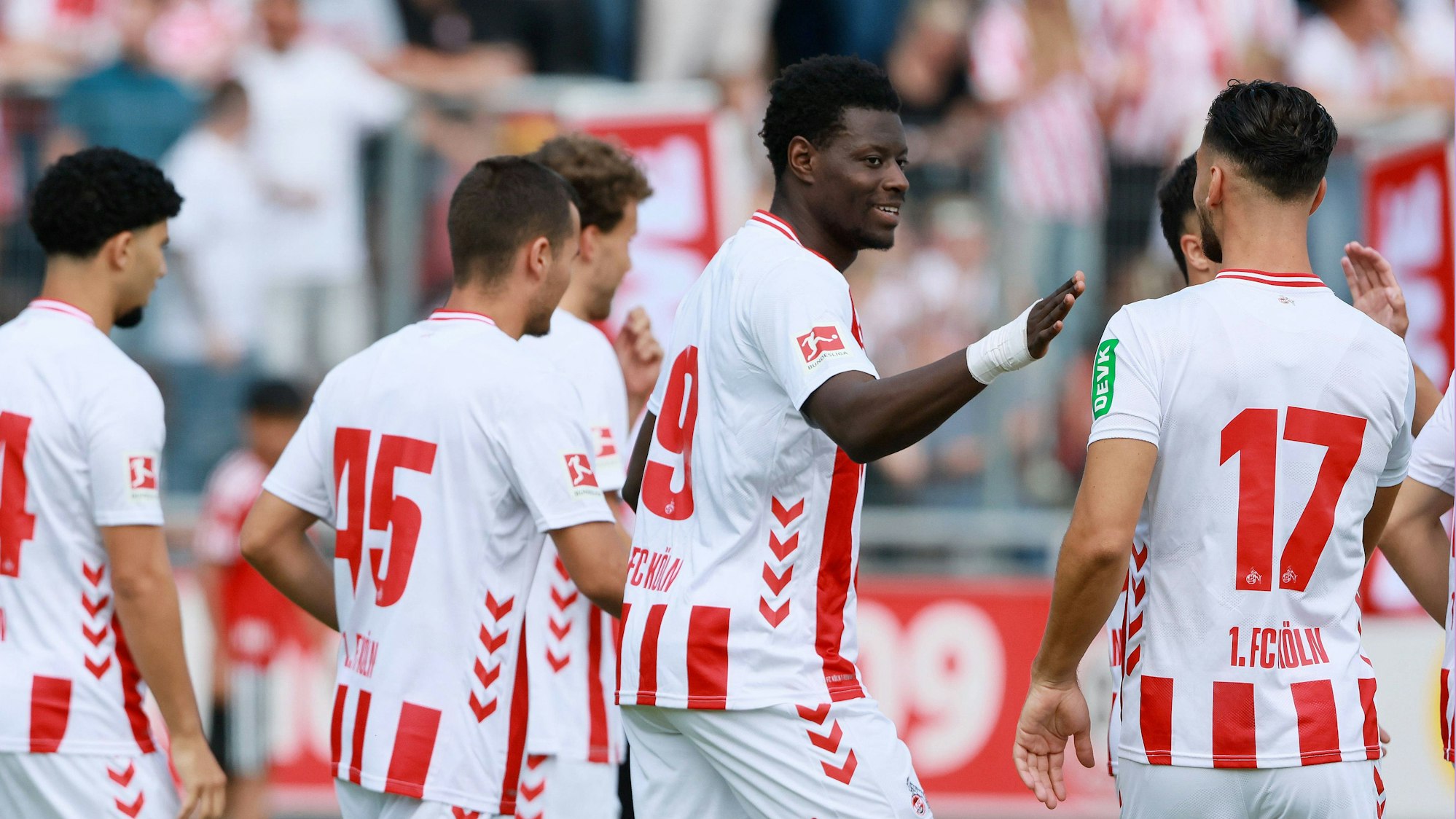 Glückwünsche: Ragnar Ache (Mitte) nach seinem ersten Tor im FC-Trikot bei Testspiel in Bergisch-Gladbach.