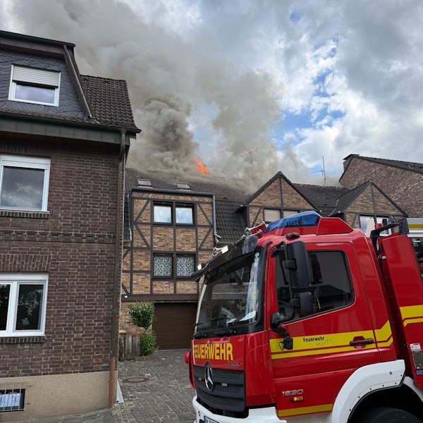 Das Bild zeigt Rauchschwaden, die aus einem Dach emporsteigen.
