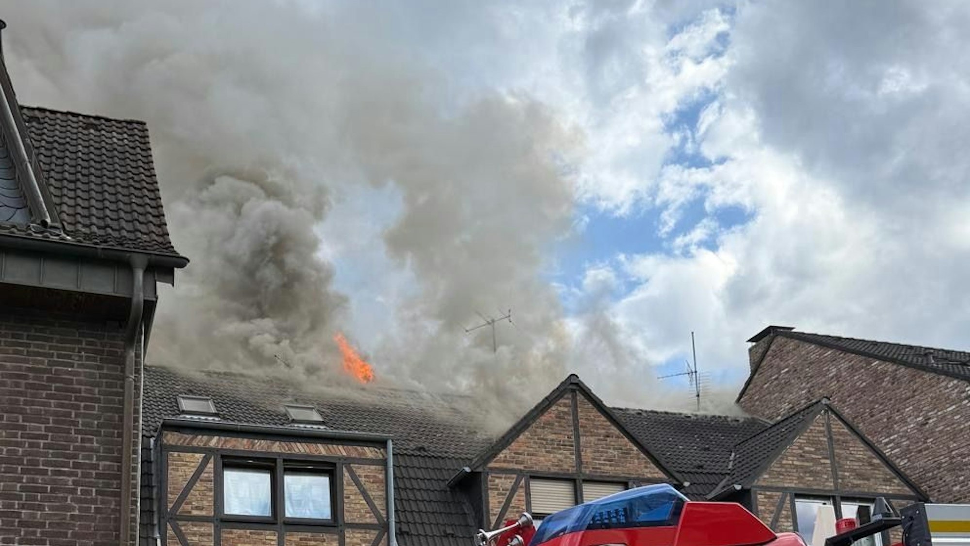 Das Bild zeigt Rauchschwaden, die aus einem Dach emporsteigen.