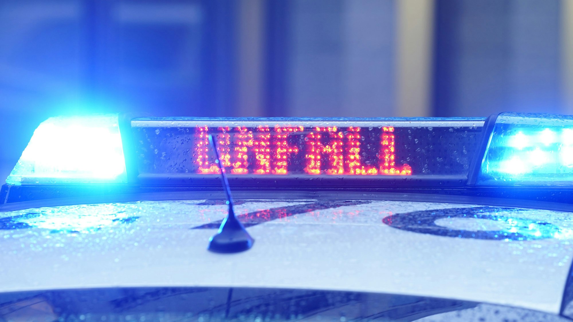 Der Schriftzug „Unfall“ ist neben dem Blaulicht auf dem Dach eines Polizeiautos zu lesen. (Symbolbild)