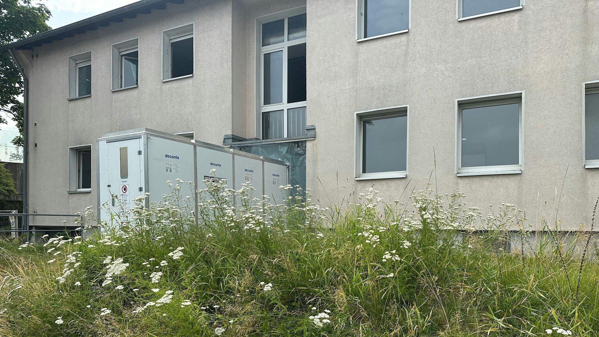 Verbauter Asbest in den Mietshäusern direkt an der Johann-Quadt-Straße wurde fachgerecht entsorgt. Eine Luftschleuse verhinderte, dass die Schadstoffe in die Außenwelt gelangten. Sie wird in den nächsten Tagen abgebaut.