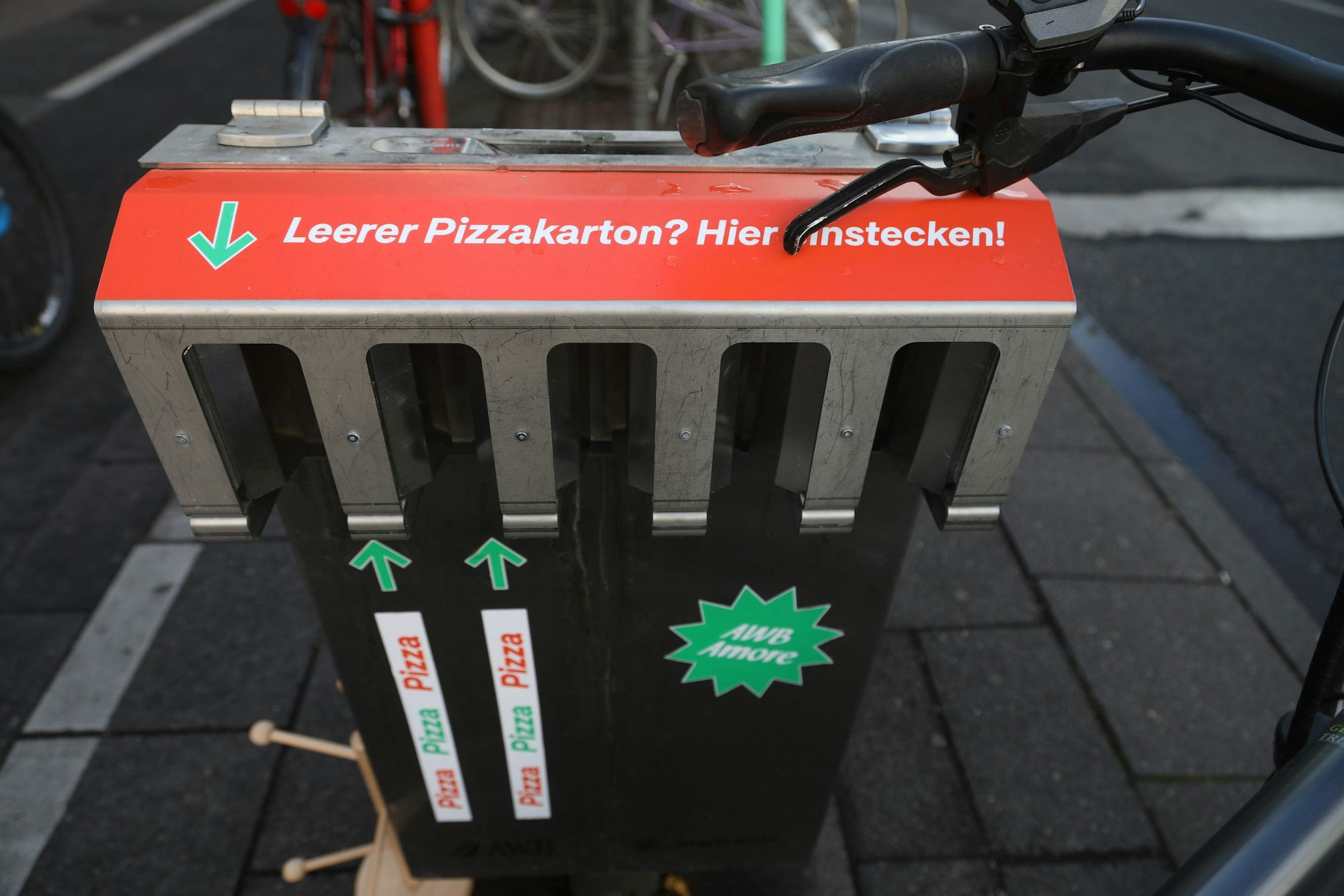 In Höhe des Stadtgartens an der Venloer Straße hat die AWB einen Mülleimer für leere Pizzakartons angebracht.
