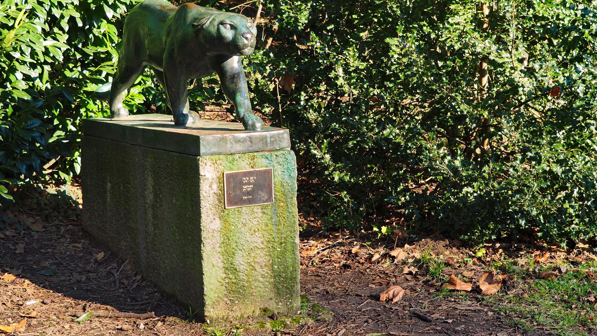 Auf einem Steinsockel steht die Skulptur eines Panters.