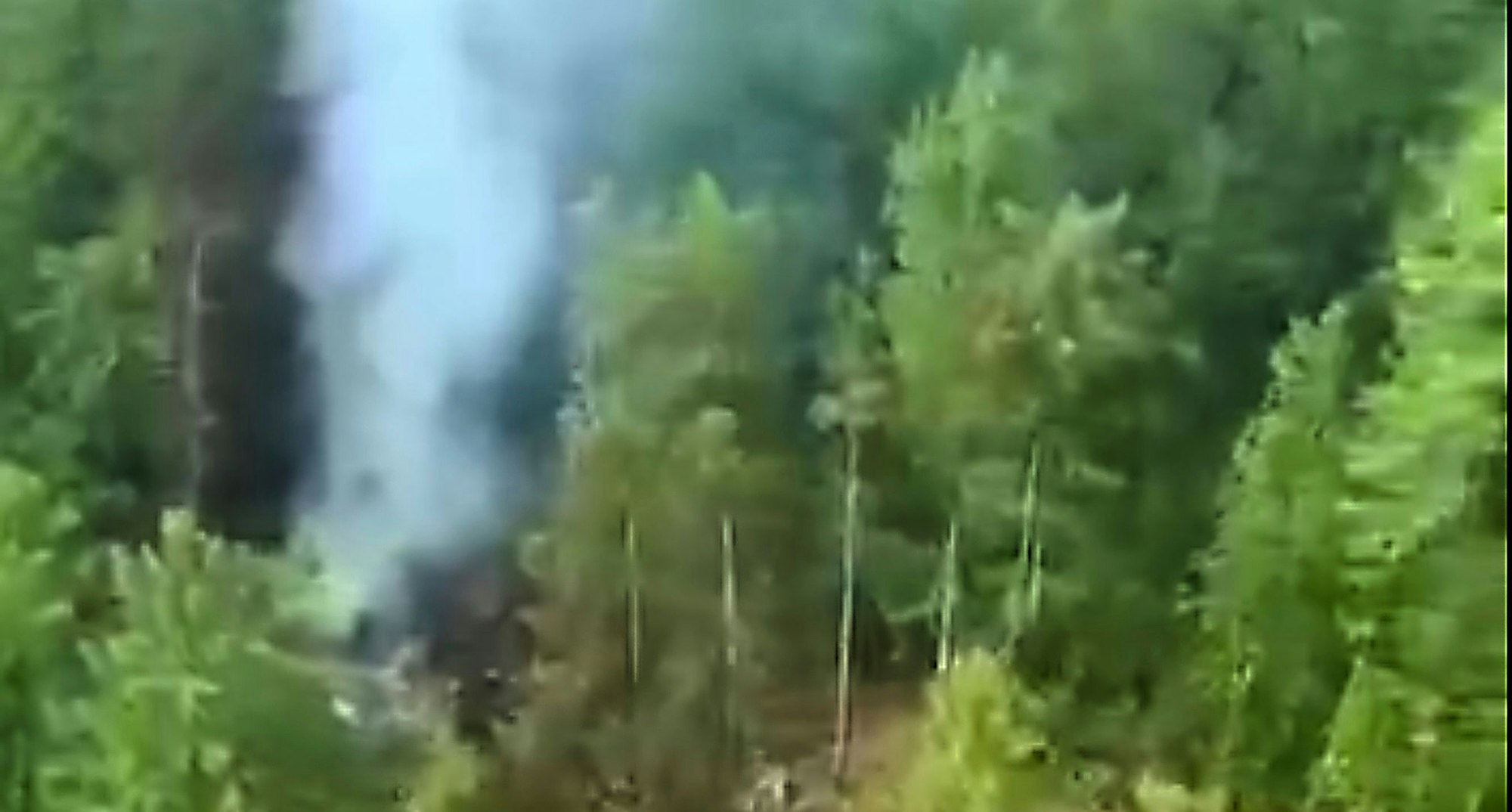 Rauch steigt von der Absturzstelle eines russischen Passagierflugzeugs des Typs An-24 der sibirischen Fluggesellschaft Angara Airlines auf.