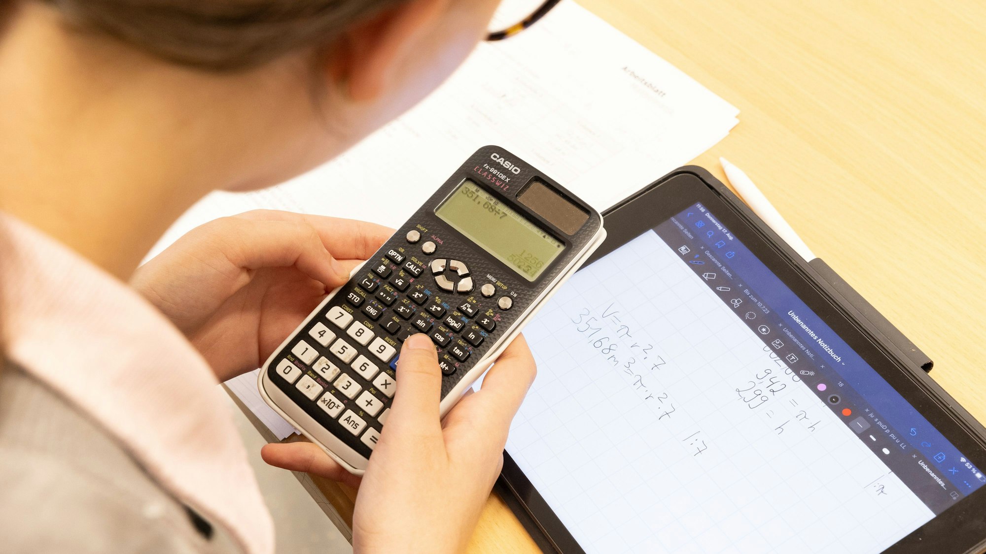 Eine Schülerin löst eine Rechenaufgabe (Symbolbild)