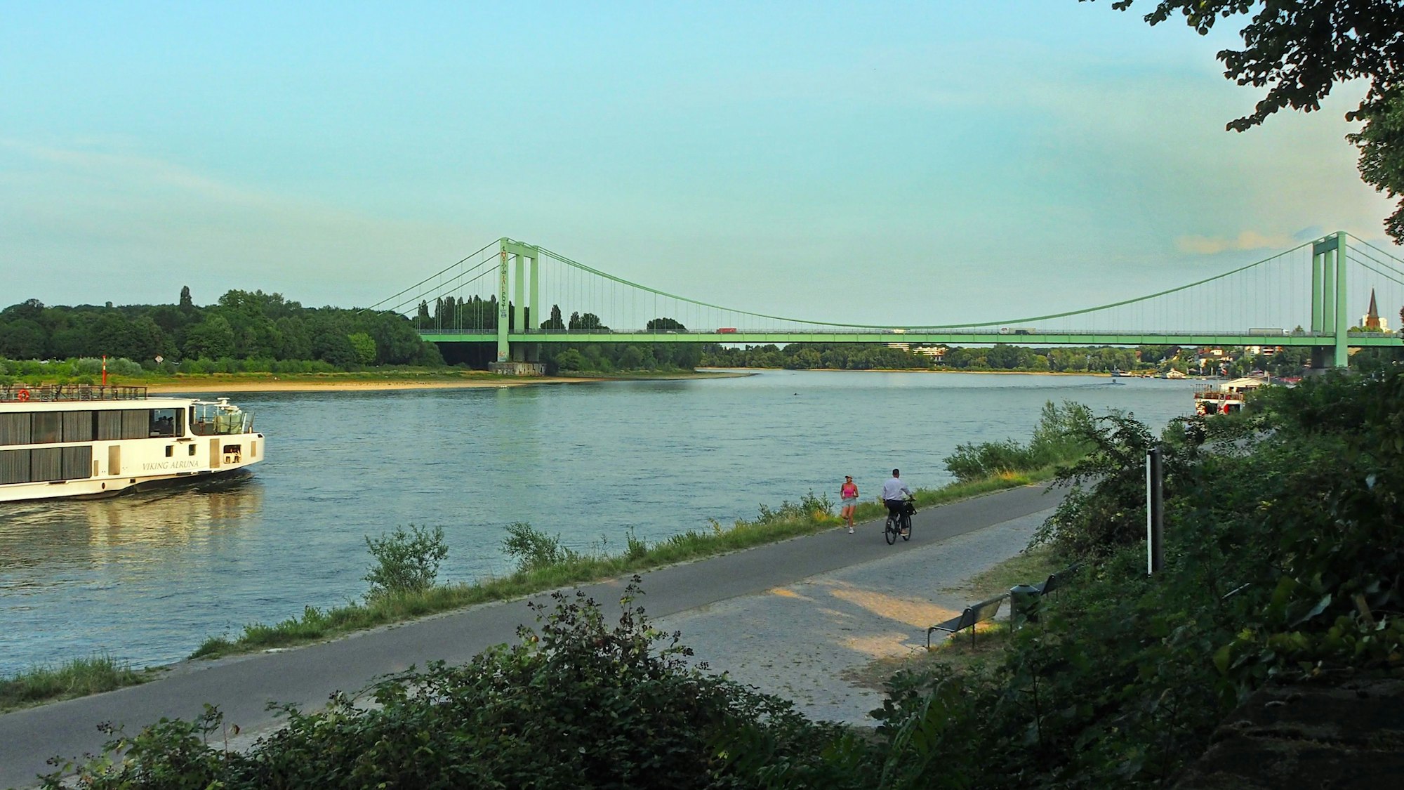 Am Rheinufer in Marienburg sind Menschen unterwegs.