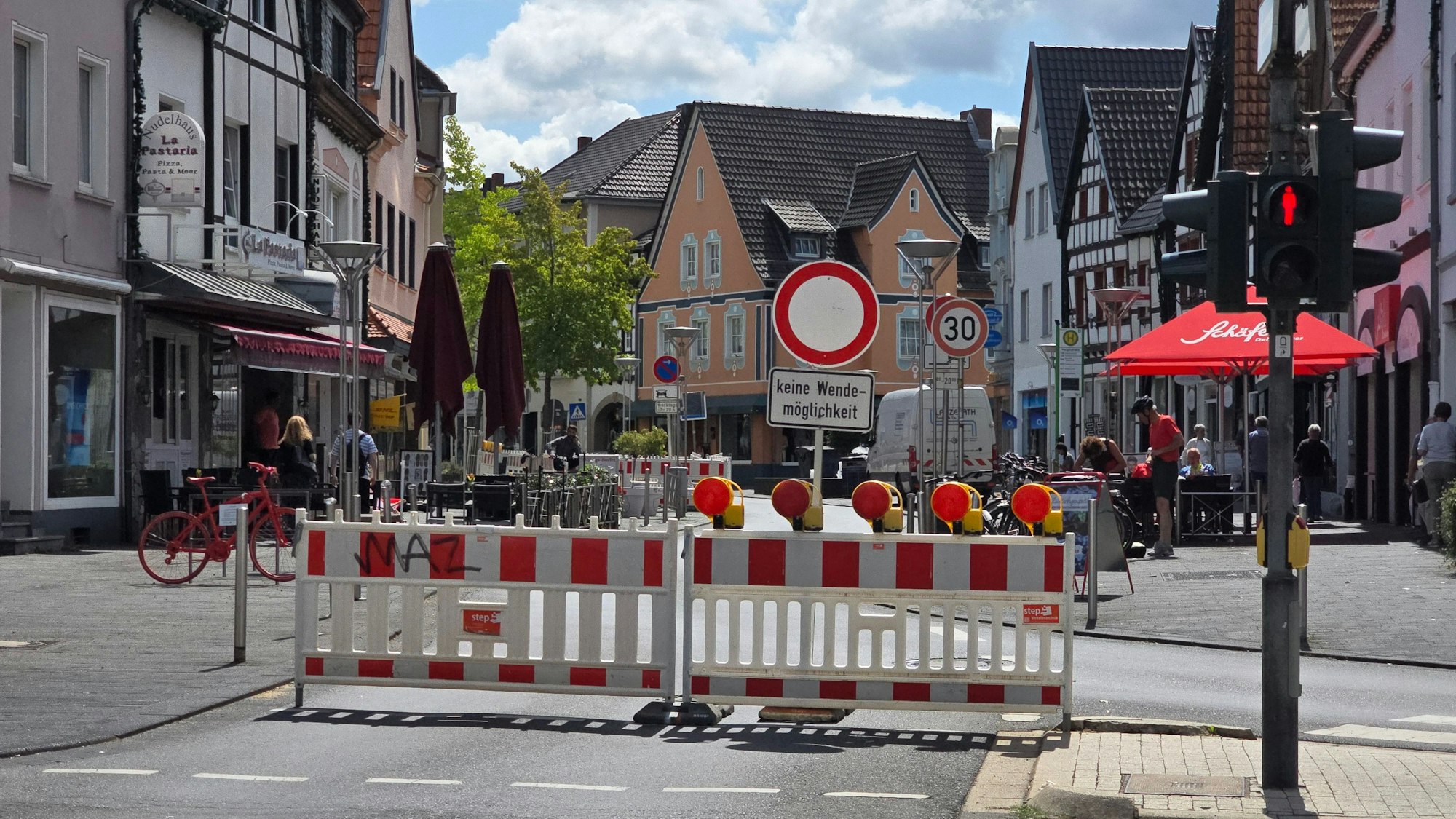 Die Sperrung der Hauptstraße wegen des Glasfaserausbaus ist für Händler ein unfreiwilliger Fußgängerzonen-Testlauf.