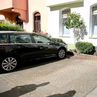 Aus einem Vorgarten an der Hardtstraße wurden Parkplätze.