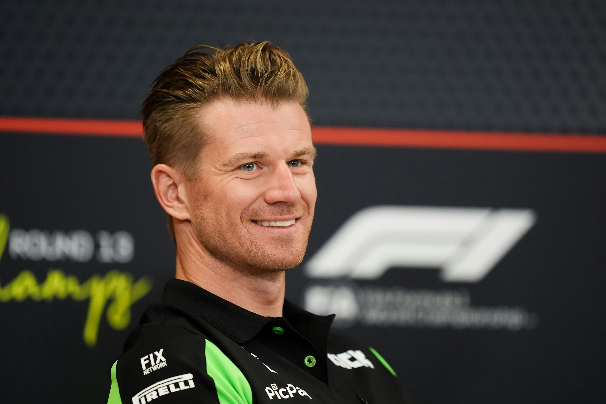 Nico Hülkenberg spricht bei der Pressekonferenz in Belgien.