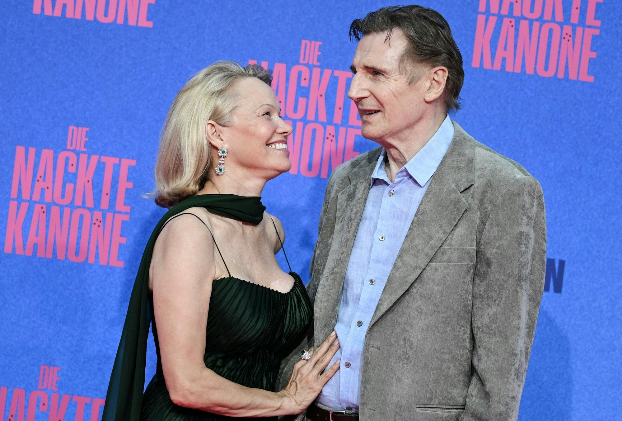 Liam Neeson und Pamela Anderson kamen für die Deutschlandpremiere von «Die nackte Kanone» nach Berlin.