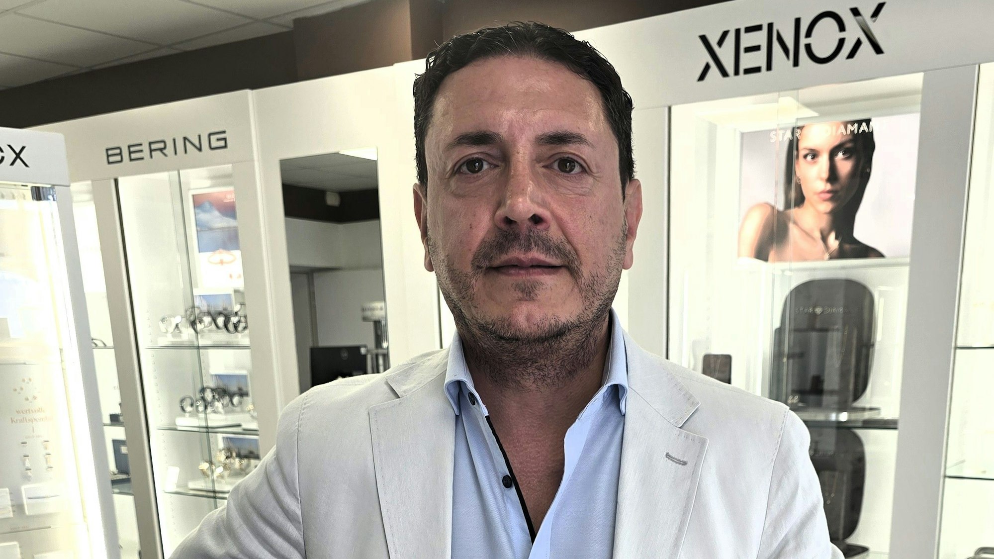 Chia Jaff, Inhaber eines Schmuckgeschäfts