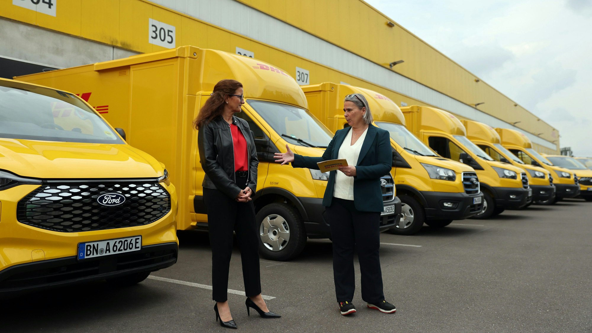 Claudia Vogt von Ford Pro (l.) und Nikola Hagleitner von DHL bei der Vorstellung der neuen E-Transporter in Köln.
