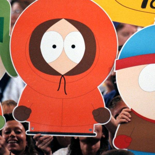 Fans halten Figuren aus der beliebten Comicserie „South Park“ bei einem Football-Spiel in die Höhe. Die Serie geht in ihre 27. Staffel – und nimmt dabei US-Präsident Donald Trump ins Visier. (Archivbild)