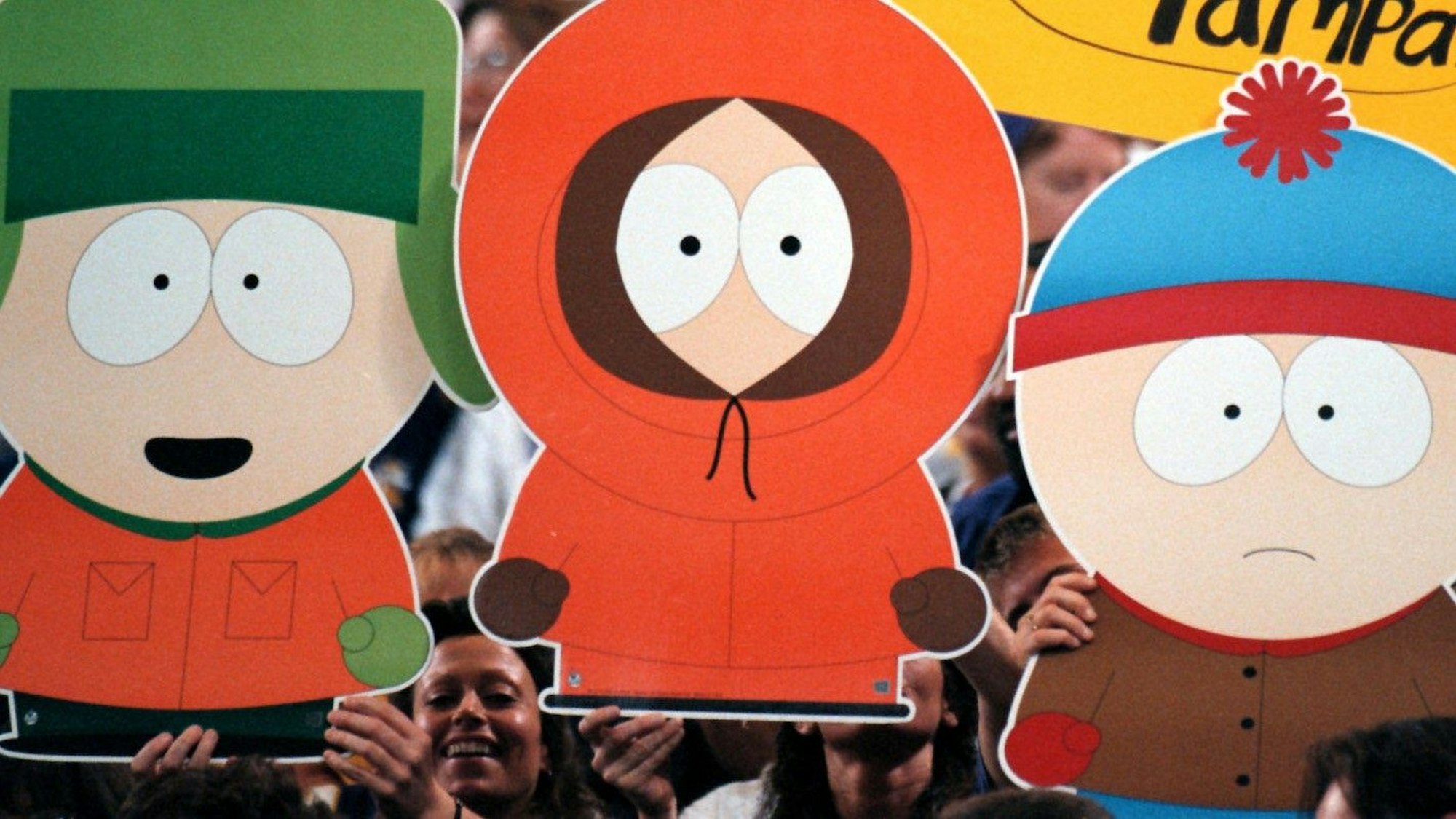 Fans halten Figuren aus der beliebten Comicserie „South Park“ bei einem Football-Spiel in die Höhe. Die Serie geht in ihre 27. Staffel – und nimmt dabei US-Präsident Donald Trump ins Visier. (Archivbild)