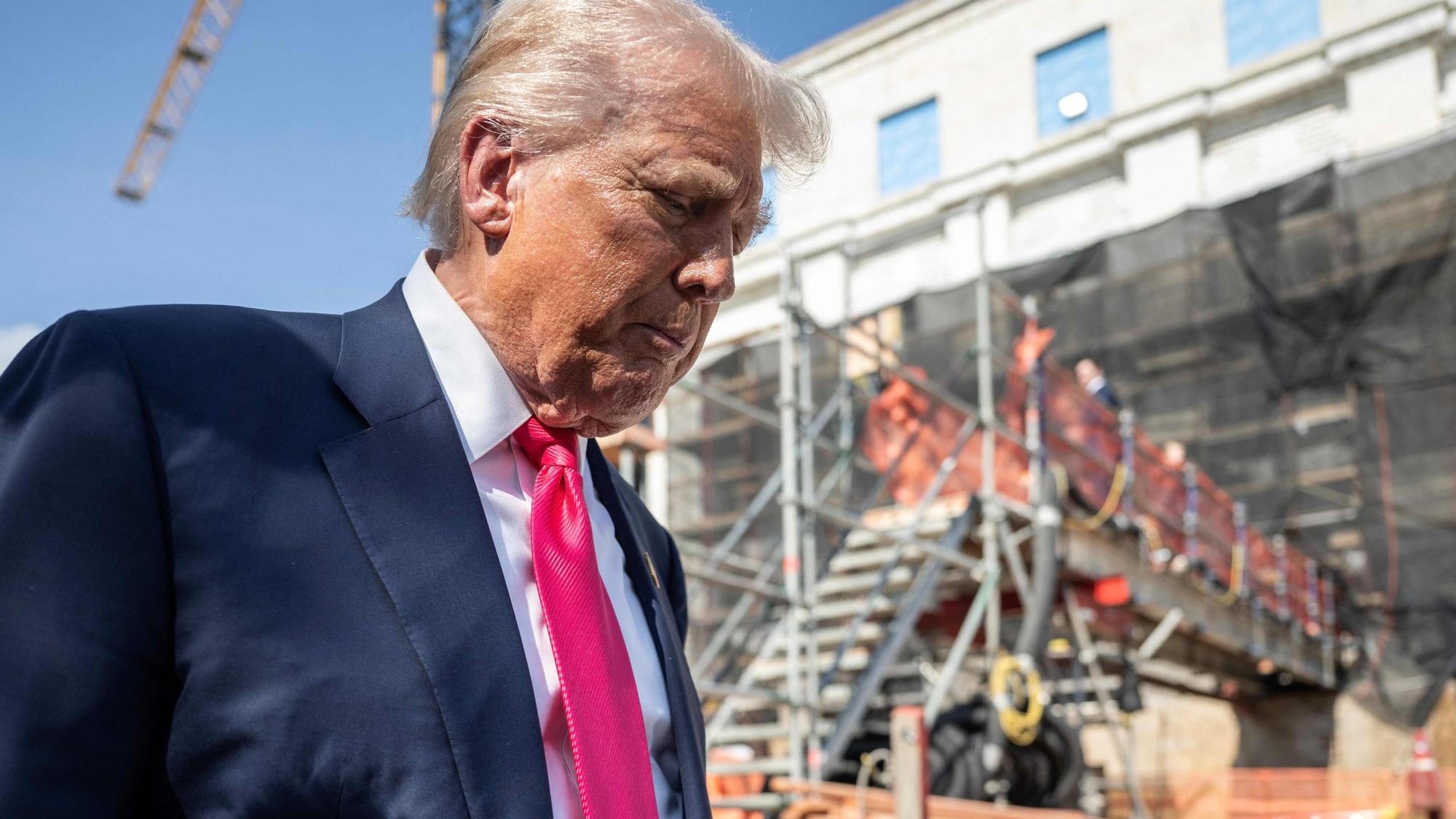 Donald Trump besichtigt die Renovierungsarbeiten bei der US-Notenbank. (Archivbild)