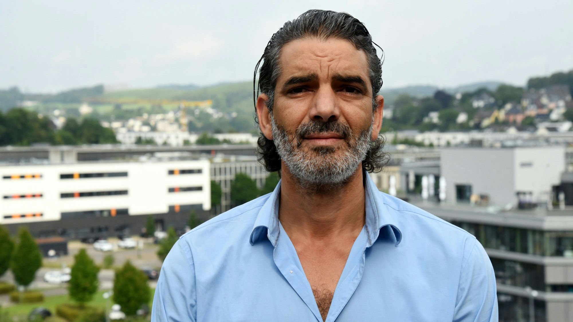 Ein Mann mit Bart, hinter ihm die Gummersbacher Innenstadt.