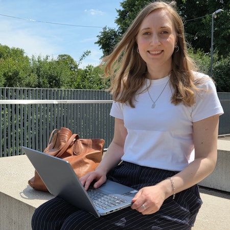 Vivienne Richter aus Gummersbach hat eine Master-Arbeit geschrieben mit dem Titel: „Waldbröls Erbe: NS-Großbauten in der kommunalen Erinnerung“. Bald übergibt sie ihr Werk an Waldbröls Bürgermeisterin Larissa Weber.