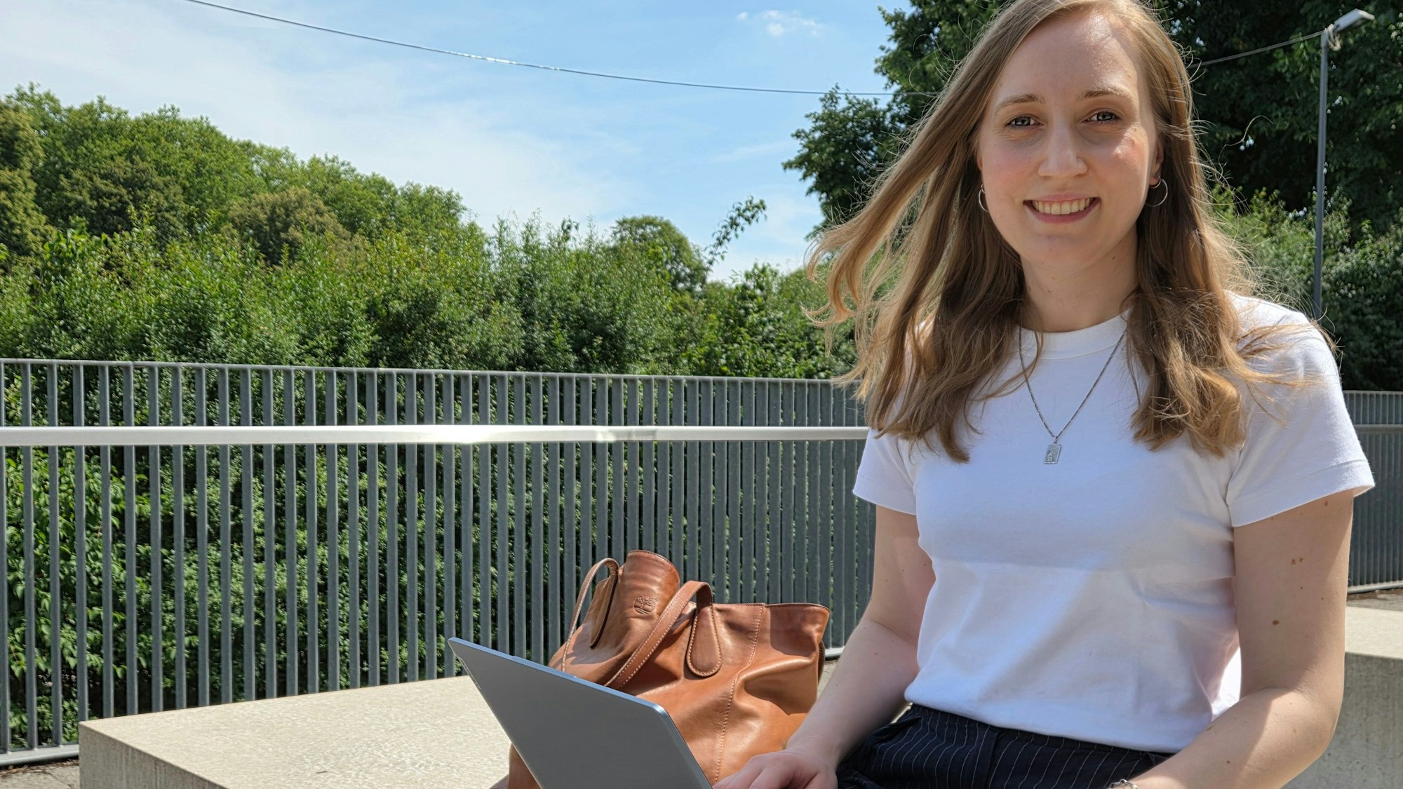 Vivienne Richter aus Gummersbach hat eine Master-Arbeit geschrieben mit dem Titel: „Waldbröls Erbe: NS-Großbauten in der kommunalen Erinnerung“. Bald übergibt sie ihr Werk an Waldbröls Bürgermeisterin Larissa Weber.