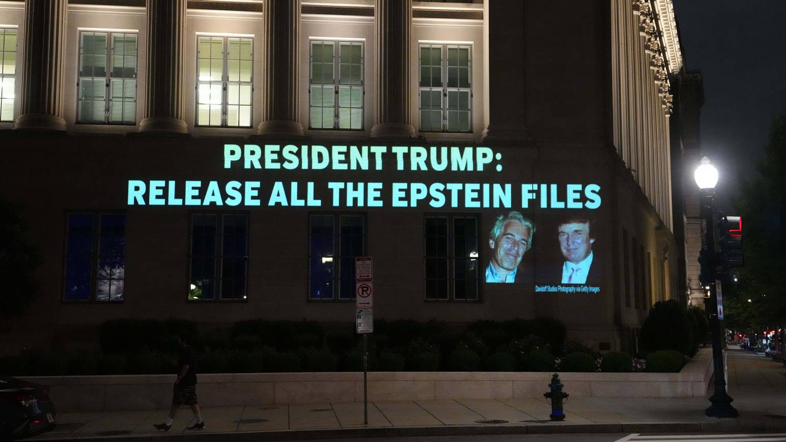 Washington: Diese Aufforderung an US-Präsident Trump wird als Projektion an eine Hausfassade am Hauptsitz der US-Handelskammer geleuchtet. Die Demonstranten fordern die Veröffentlichung aller Unterlagen zum Fall Epstein.