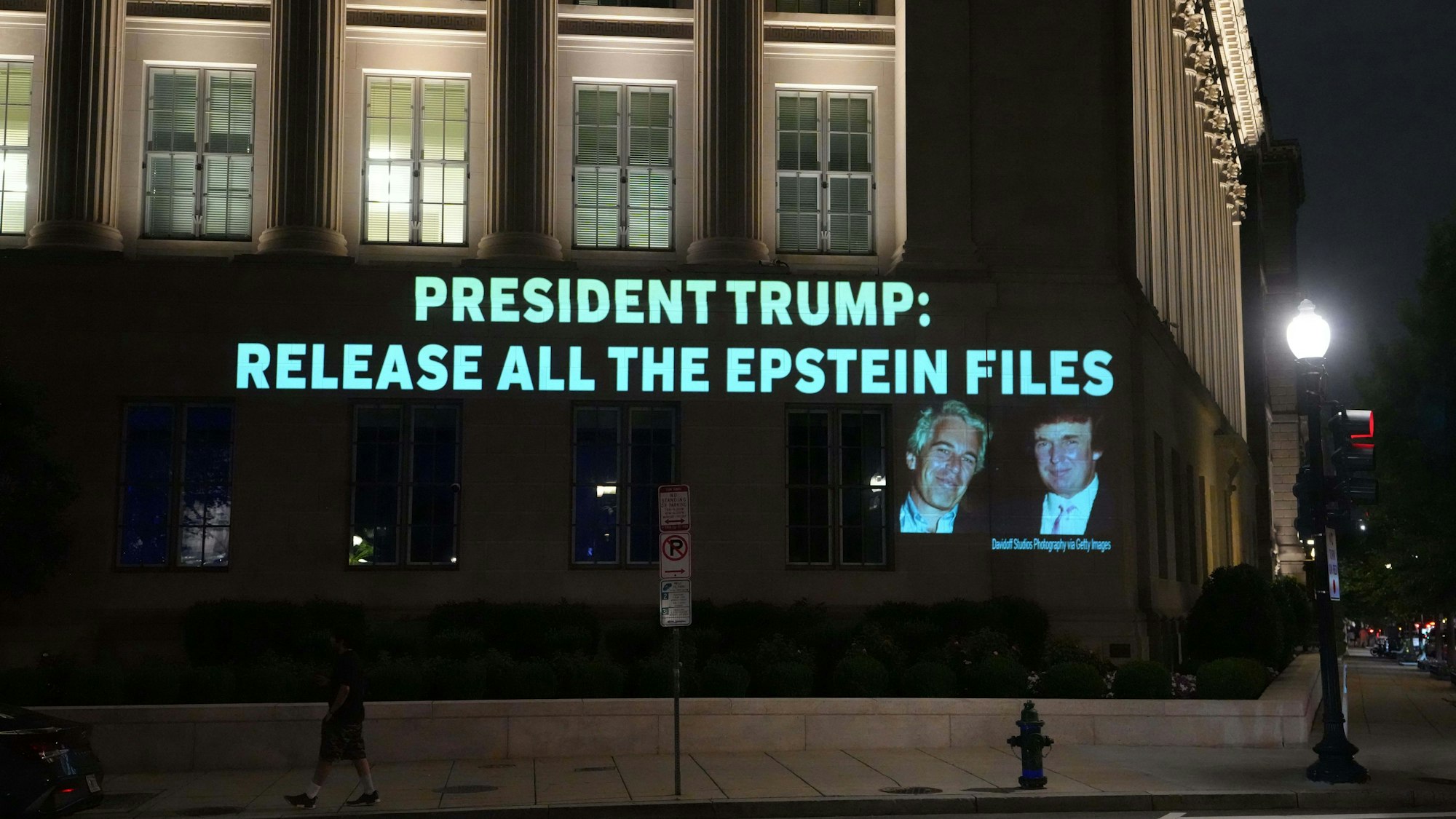 Washington: Diese Aufforderung an US-Präsident Trump wird als Projektion an eine Hausfassade am Hauptsitz der US-Handelskammer geleuchtet. Die Demonstranten fordern die Veröffentlichung aller Unterlagen zum Fall Epstein.