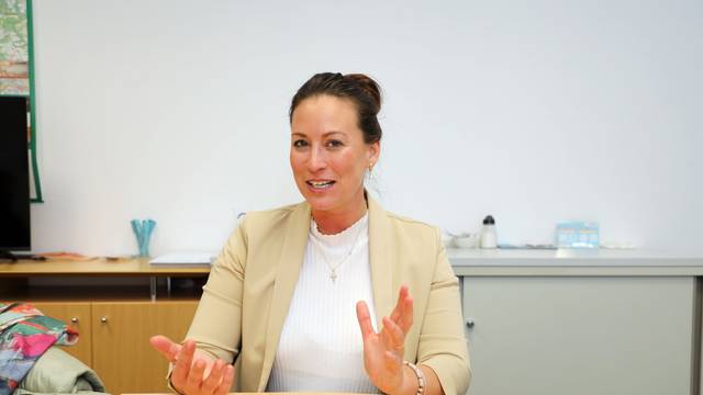 Caroline Bosbach (CDU) sitzt an einem Tisch und spricht im Interview nach ihrer Wahl zu Rhein-Bergs Bundestagsabgeordneten.