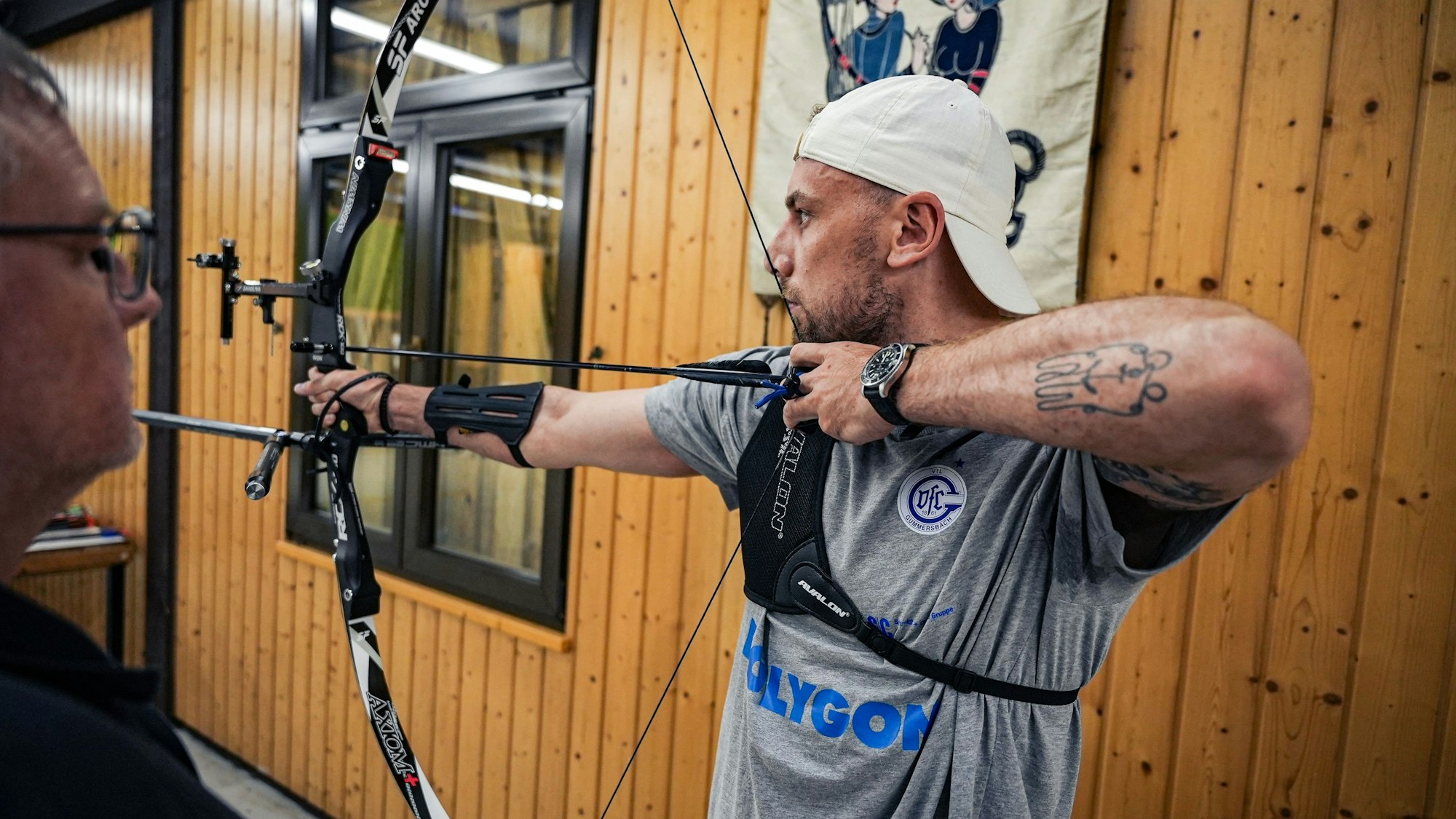Lukas Blohme beim Bogenschießen.