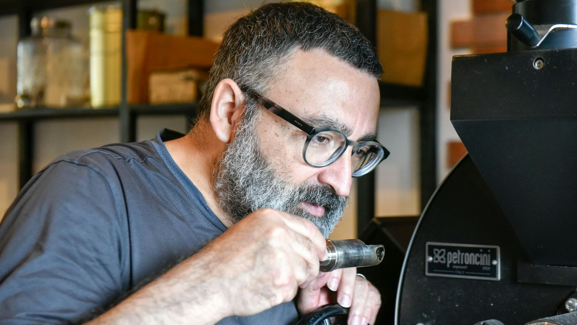 Ein Mann riecht an Kaffee.