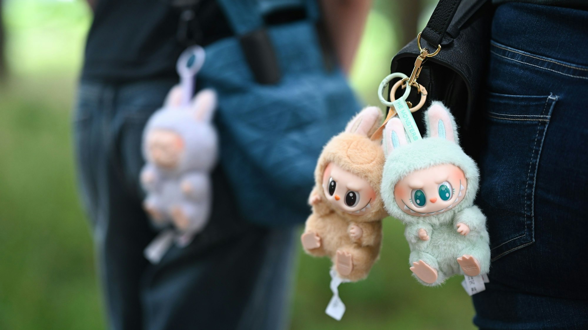 Zwei Frauen tragen Labubu-Anhänger an ihren Umhängetaschen. (Archivbild)