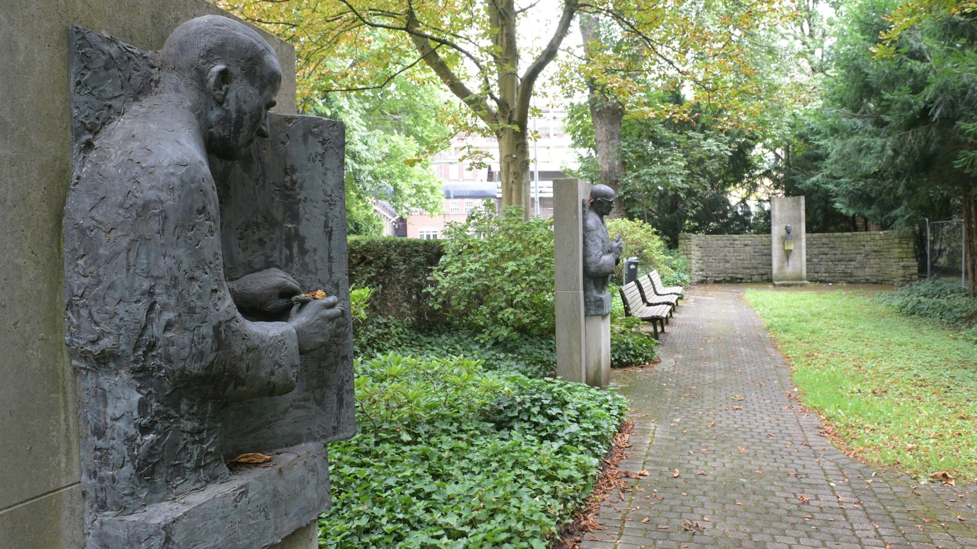 Das Foto zeigt den Büstengarten