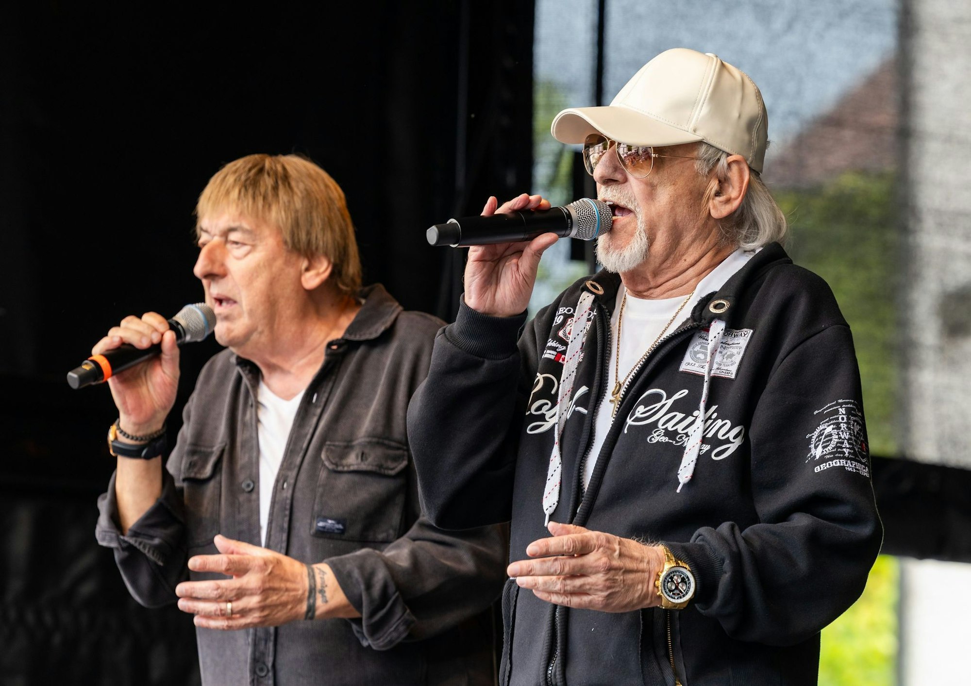 Die Brüder Bernd (l.) und Karl-Heinz Ulrich, bekannt als Schlagerduo «Die Amigos», schaffen es mit ihrem neuen Album auf den Spitzenplatz. (Archivfoto)