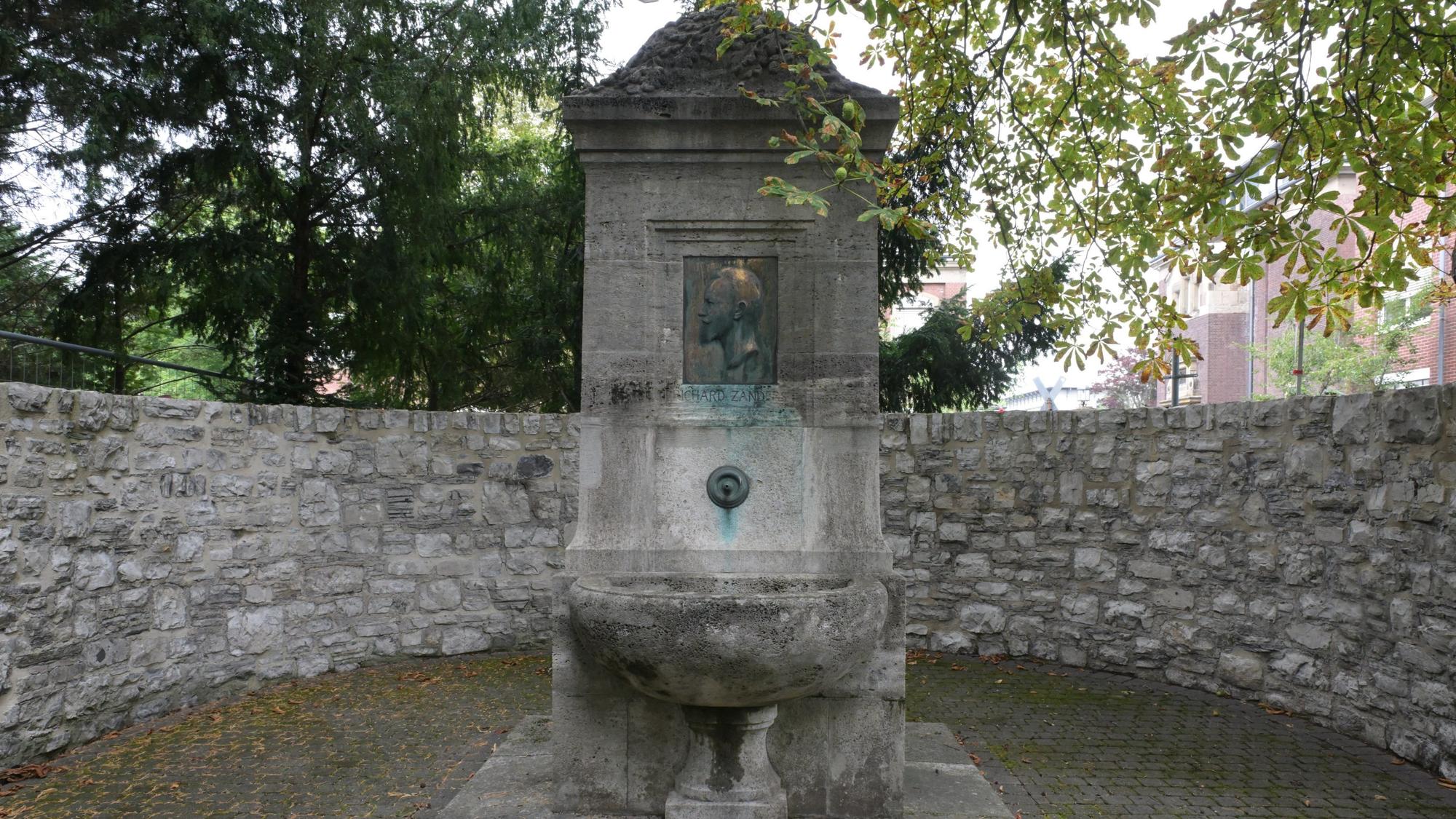 Das Foto zeigt de Gedächtnisbrunnen für Richard Zanders