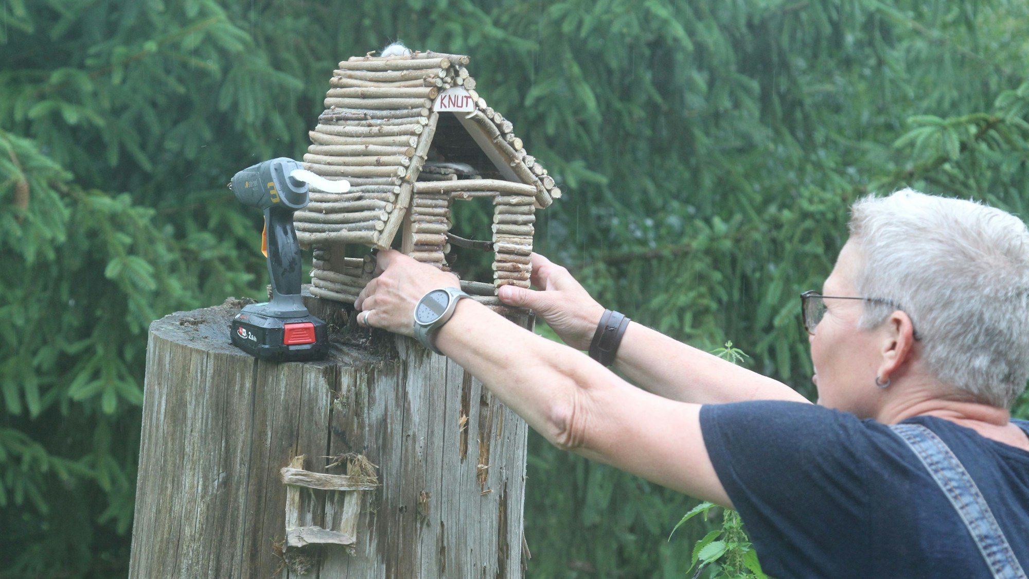 Elke Lohmberg stelle das gestohlene Häuschen Knut wieder auf.