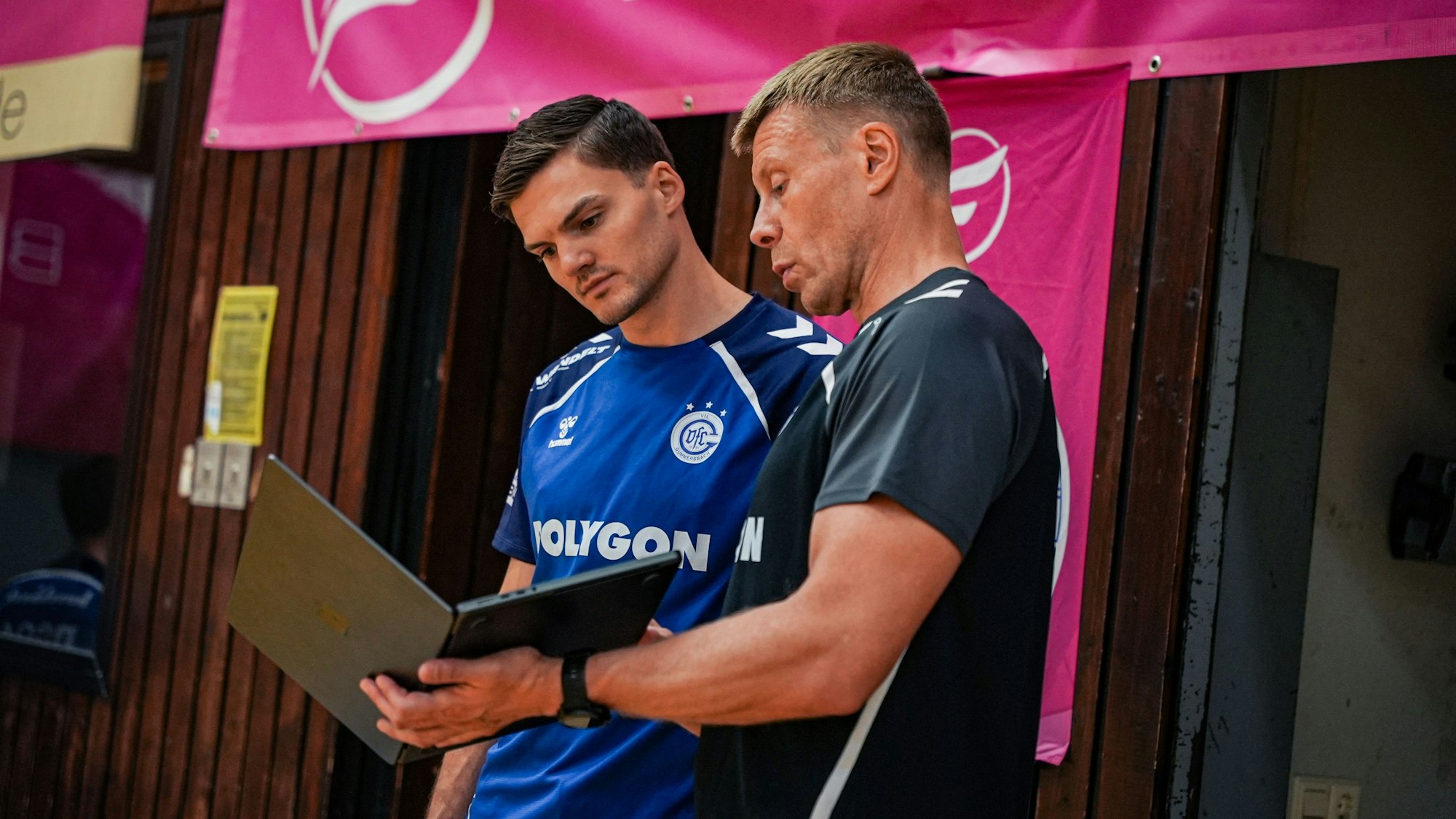 VfL-Trainer Gudjon Valur Sigurdsson analysiert mit einem Spieler am Computer einen Spielzug.