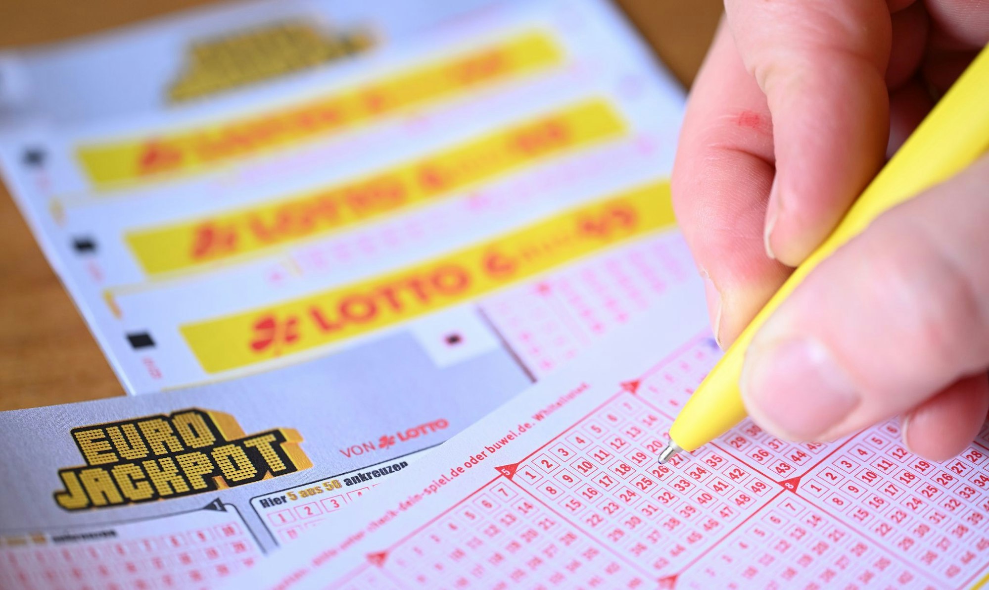 Im Eurojackpot lagen 113 Millionen Euro. Nach zehn Ziehungen ohne Hauptgewinn gibt es nun mindestens zwei Gewinner. (Archivbild)