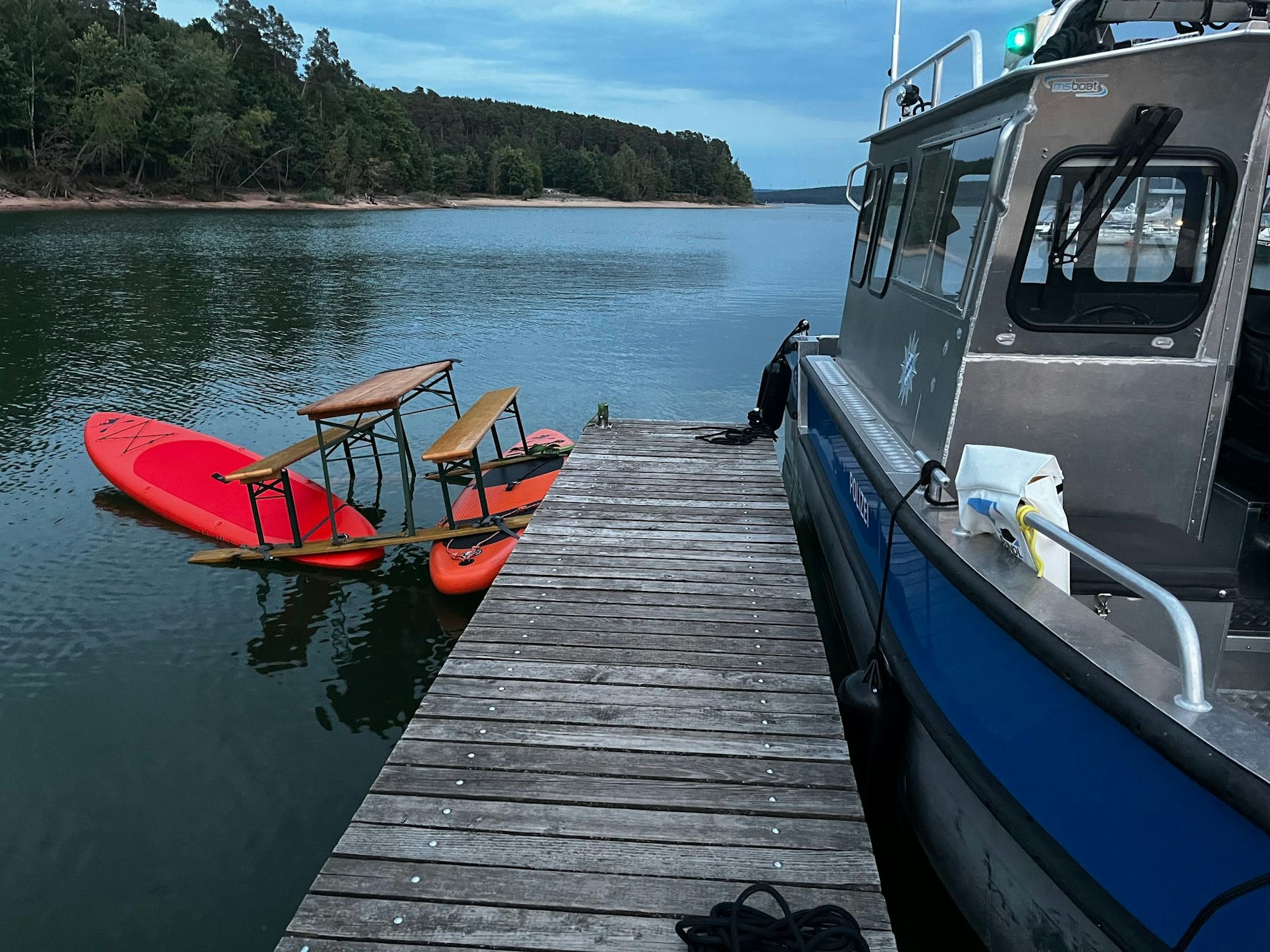 Das Trio war auf einer Konstruktion aus Surfbrettern und einer Bierbank auf dem Brombachsee unterwegs. Bild: Polizei Mittelfranken