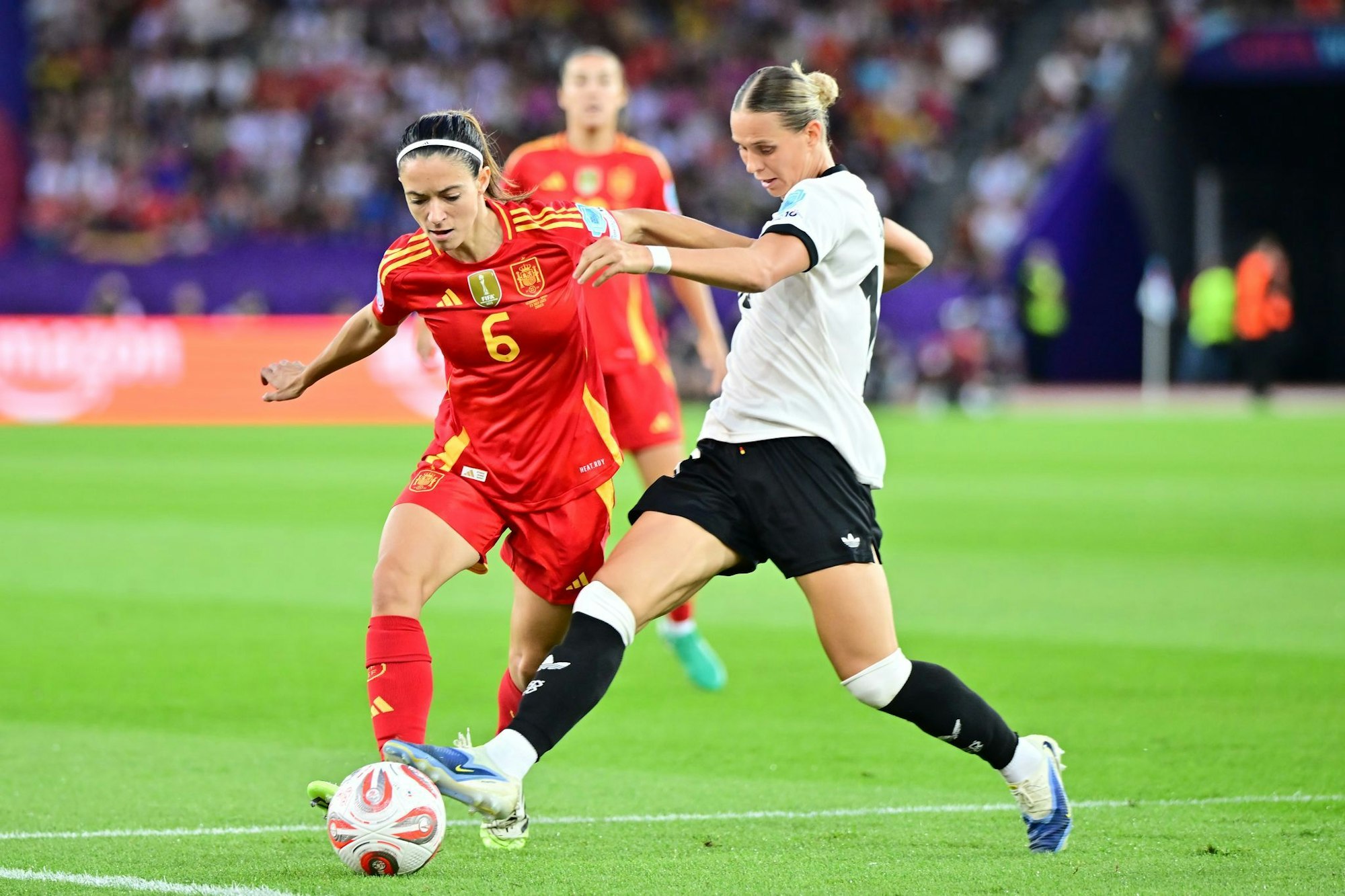 Am Ball virtuos: Aitana Bonmatí.