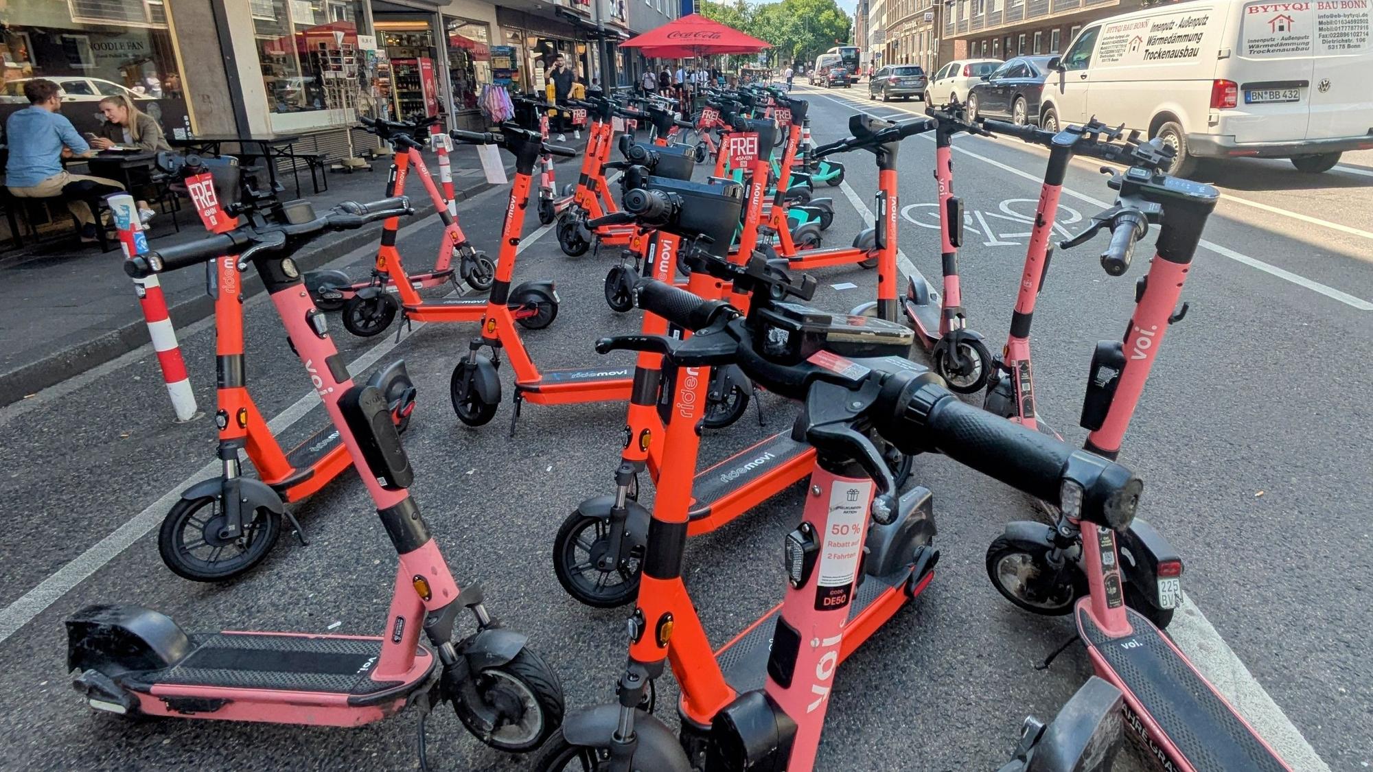 Auf der Komödienstraße in direkter Dom-Nähe prägen die E-Scooter das Bild.