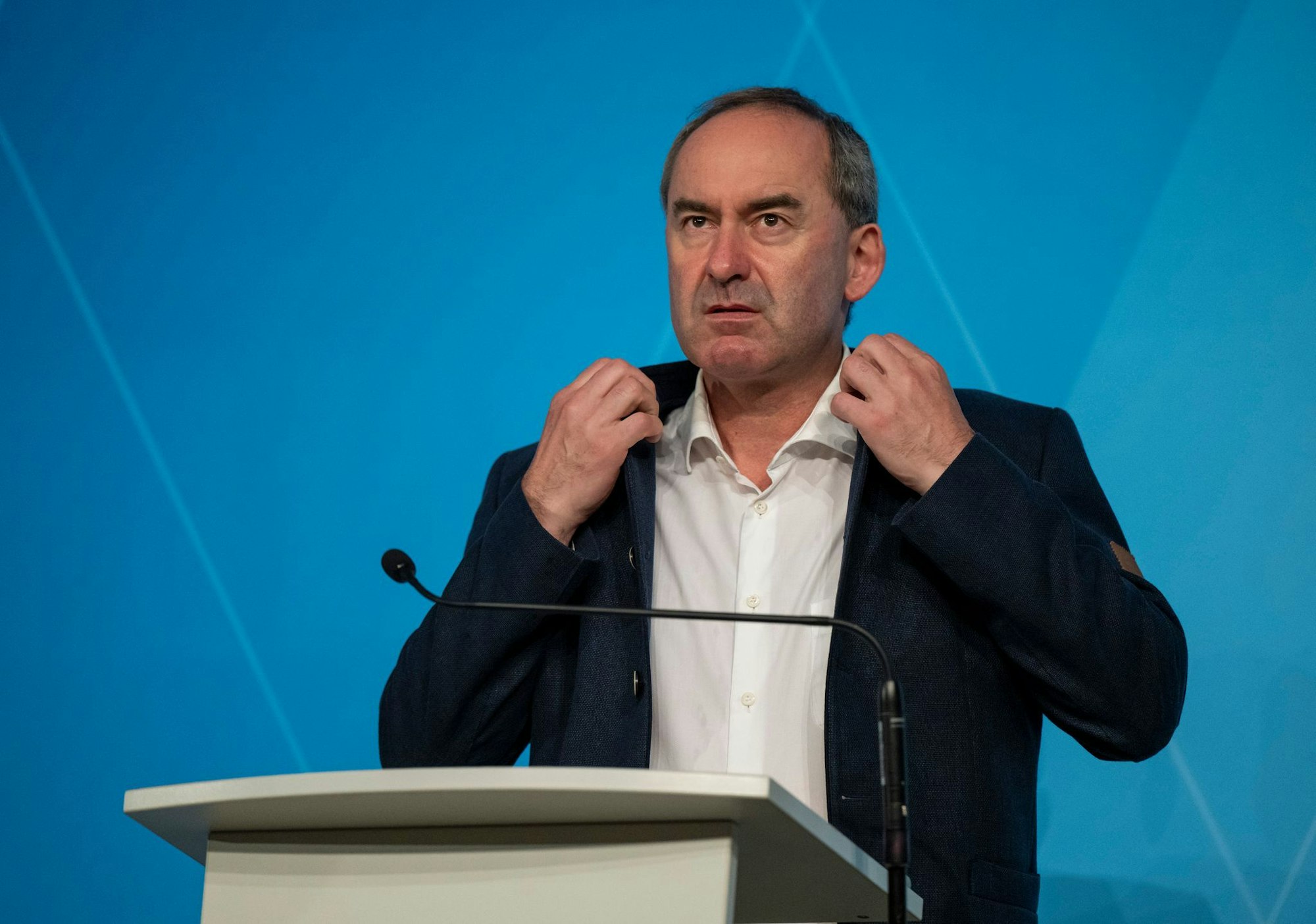 Bayerns Wirtschaftsminister Hubert Aiwanger (Freie Wähler) will mehr Tempo bei Infrastrukturmaßnahmen und fordert dafür auch Rückschritte bei Klagemöglichkeiten. (Archivbild)
