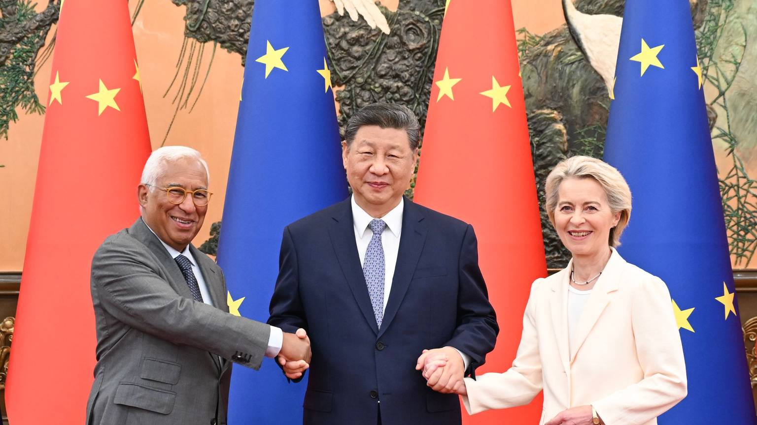 Der chinesische Staatspräsident Xi Jinping (M) trifft sichin der Großen Halle des Volkes mit dem Präsidenten des Europäischen Rates Antonio Costa und der Präsidentin der Europäischen Kommission Ursula von der Leyen, die sich anlässlich des 25. China-EU-Gipfels in China aufhalten.
