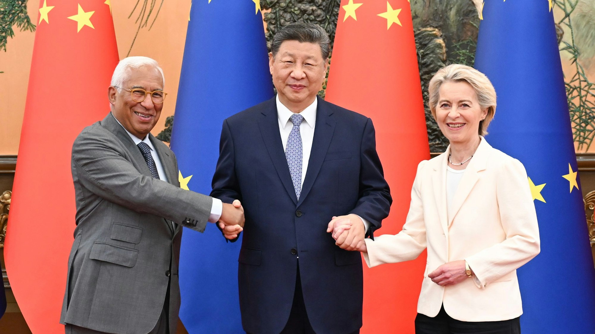 Der chinesische Staatspräsident Xi Jinping (M) trifft sichin der Großen Halle des Volkes mit dem Präsidenten des Europäischen Rates Antonio Costa und der Präsidentin der Europäischen Kommission Ursula von der Leyen, die sich anlässlich des 25. China-EU-Gipfels in China aufhalten.