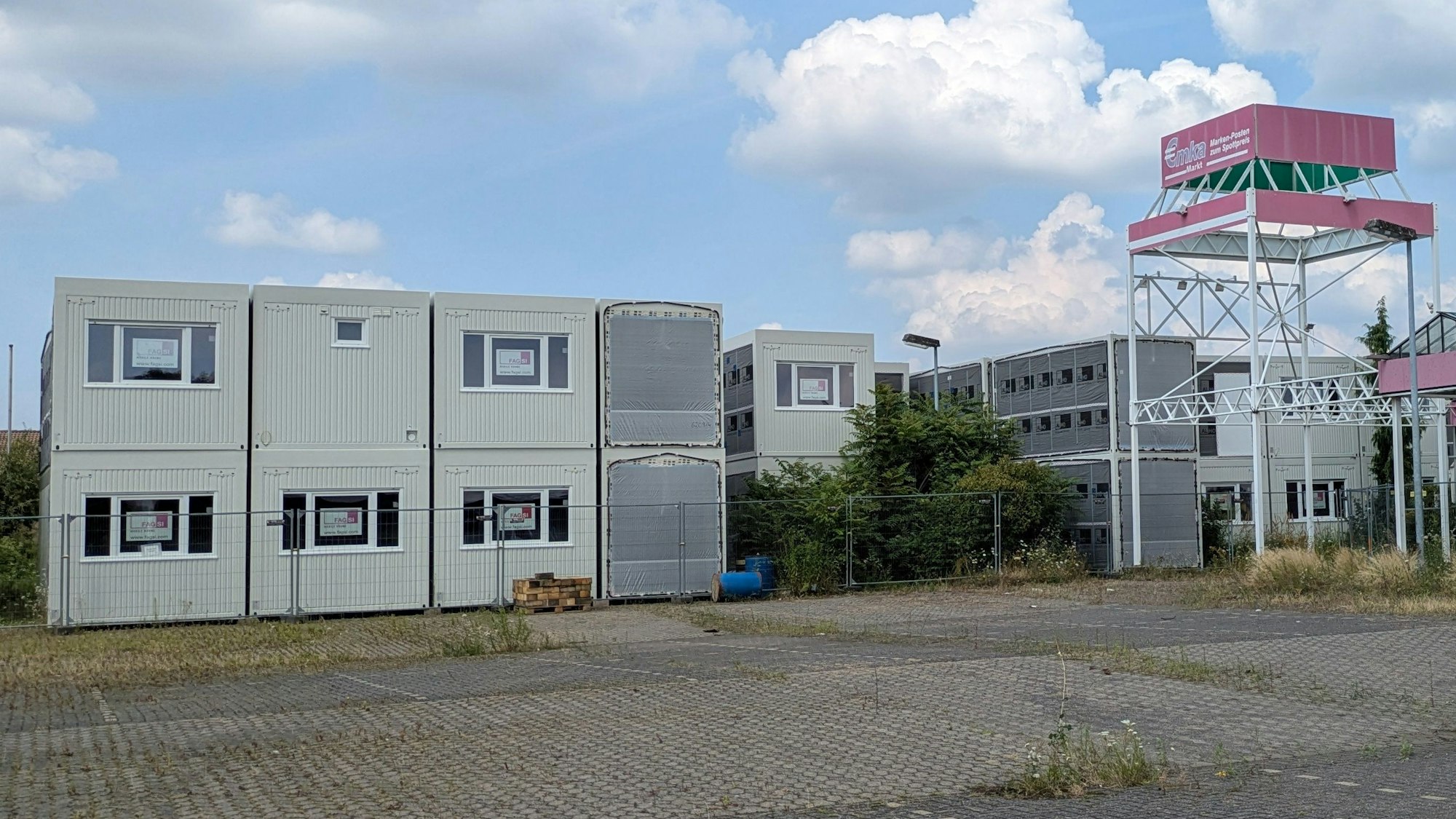 Auf dem ehemaligen Gelände des Emka-Marktes hinter dem Bahnhof Roisdorf am Rosental sind derzeit die Container für die Herseler Flüchtlingsunterkunft zwischengelagert.