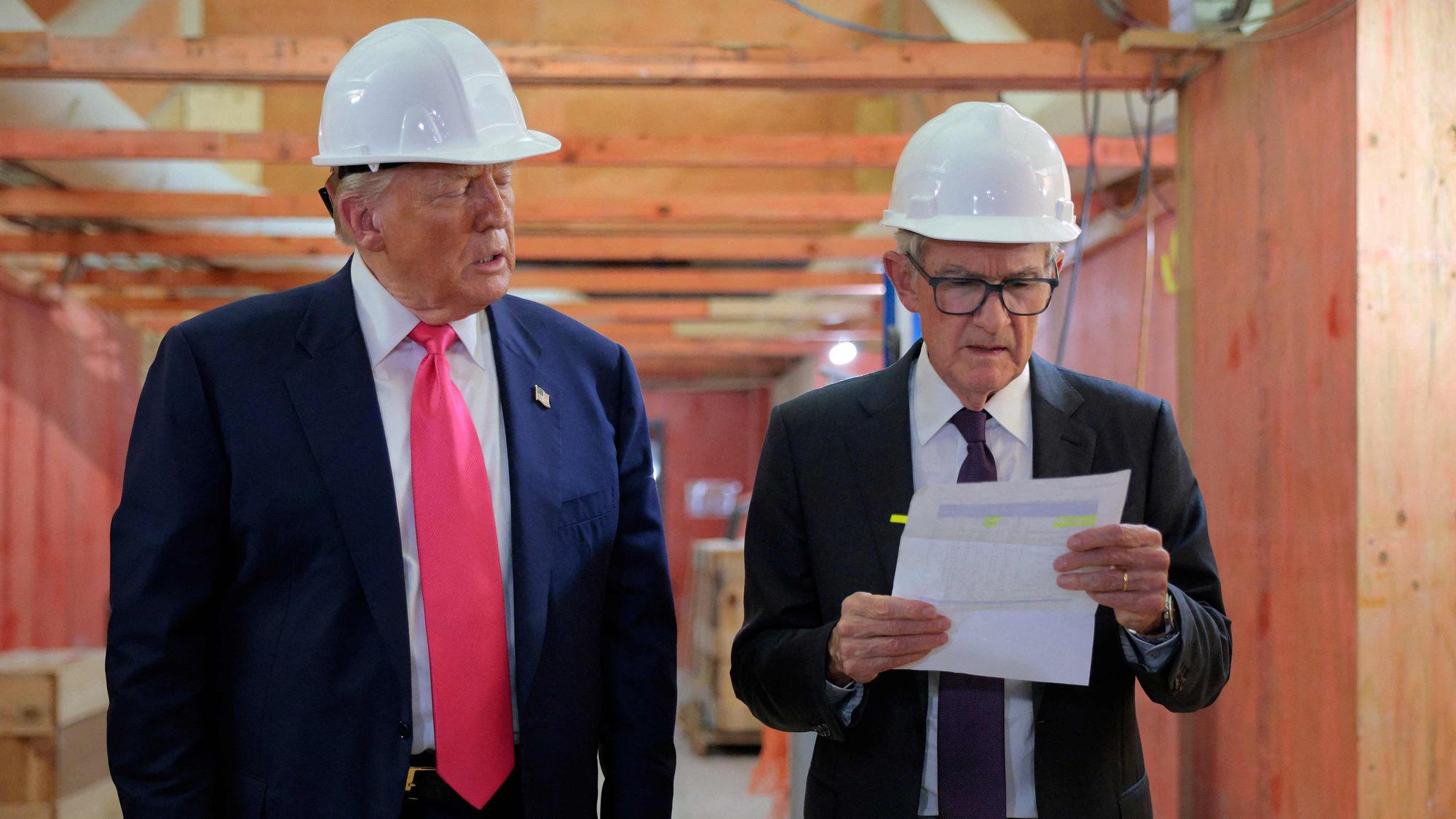US-Präsident Donald Trump überreicht Notenbank-Chef Jerome Powell ein Dokument, das seine Behauptung stützen soll. Powell war jedoch nicht überzeugt. (Archivbild)