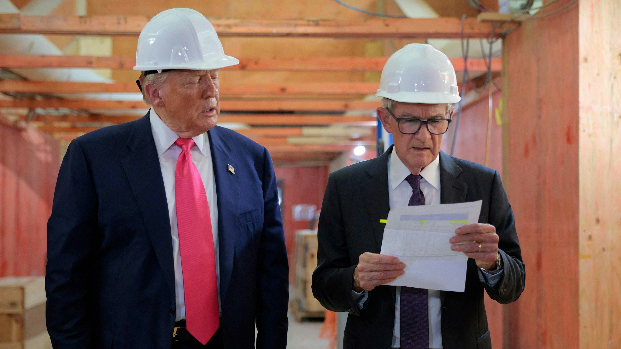 US-Präsident Donald Trump überreicht Notenbank-Chef Jerome Powell ein Dokument, das seine Behauptung stützen soll. Powell war jedoch nicht überzeugt. (Archivbild)