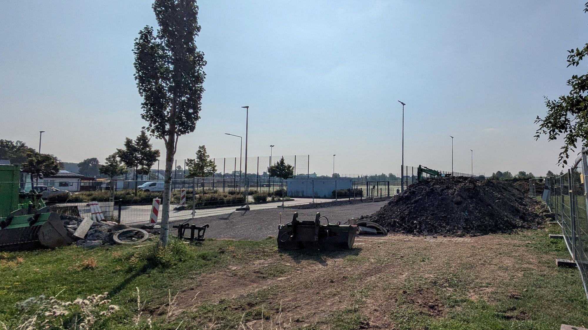 Neben dem neuen Sportplatz an der Erftstraße haben die Arbeiten für das Flüchtlingsheim begonnen.