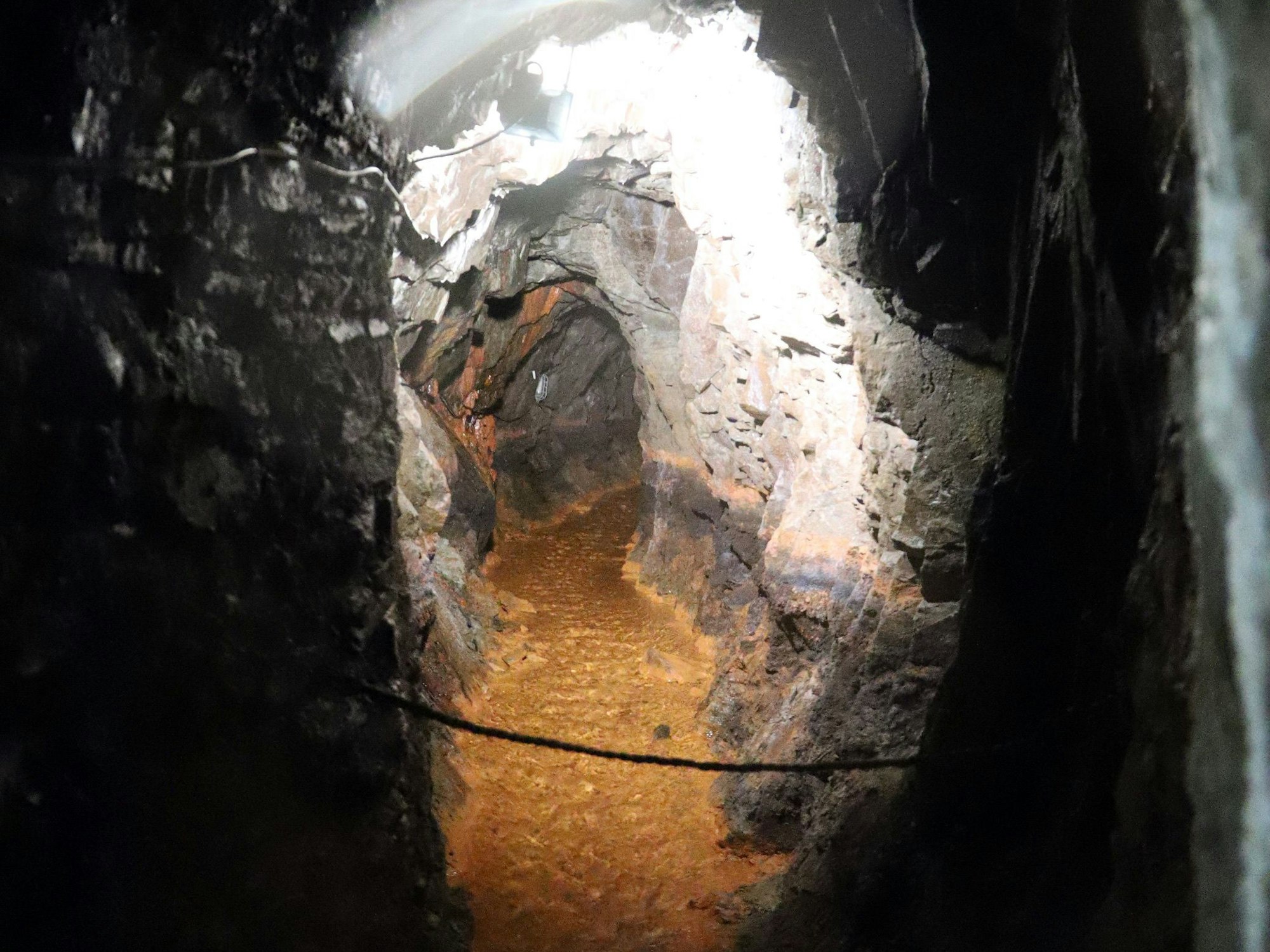 Im Besucherbergwerk Grube Wohlfahrt in Hellenthal-Rescheid können alte Bergwerksstollen erkundet werden.