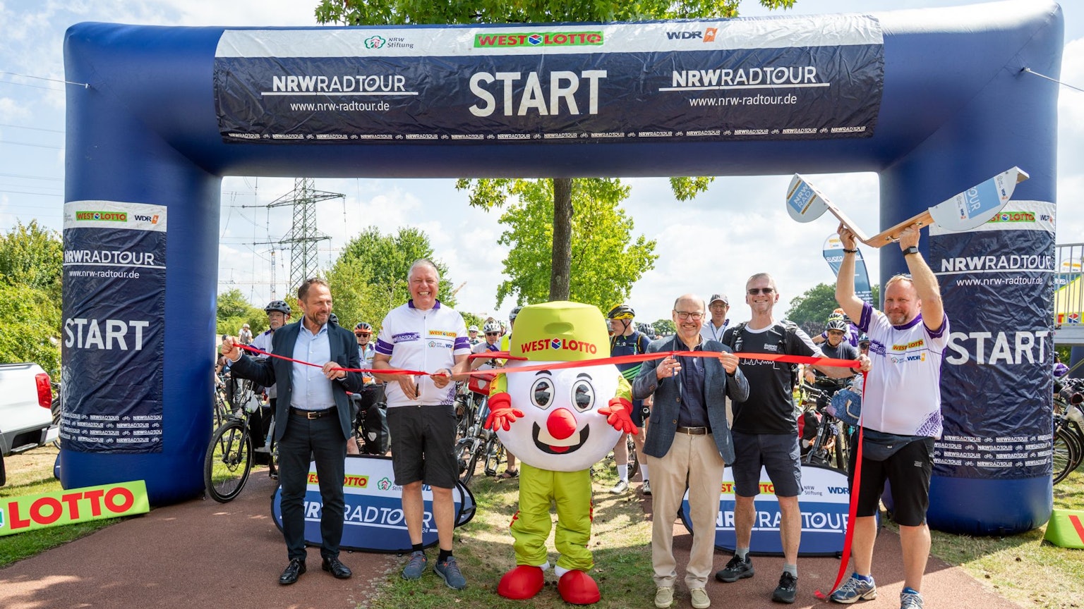Ob beim Start, unterwegs auf der Strecke, an den Pausenstopps oder abends beim Sommer-Open-Air: Die Stimmung auf der NRW-Radtour war bestens.