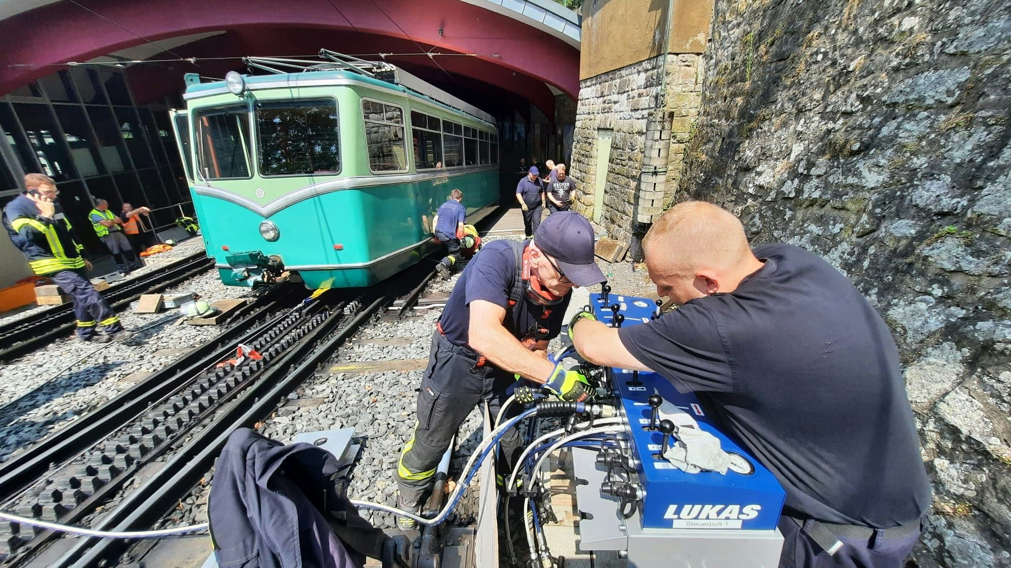 Triebwagen der Drachenfelsbahn entgleist