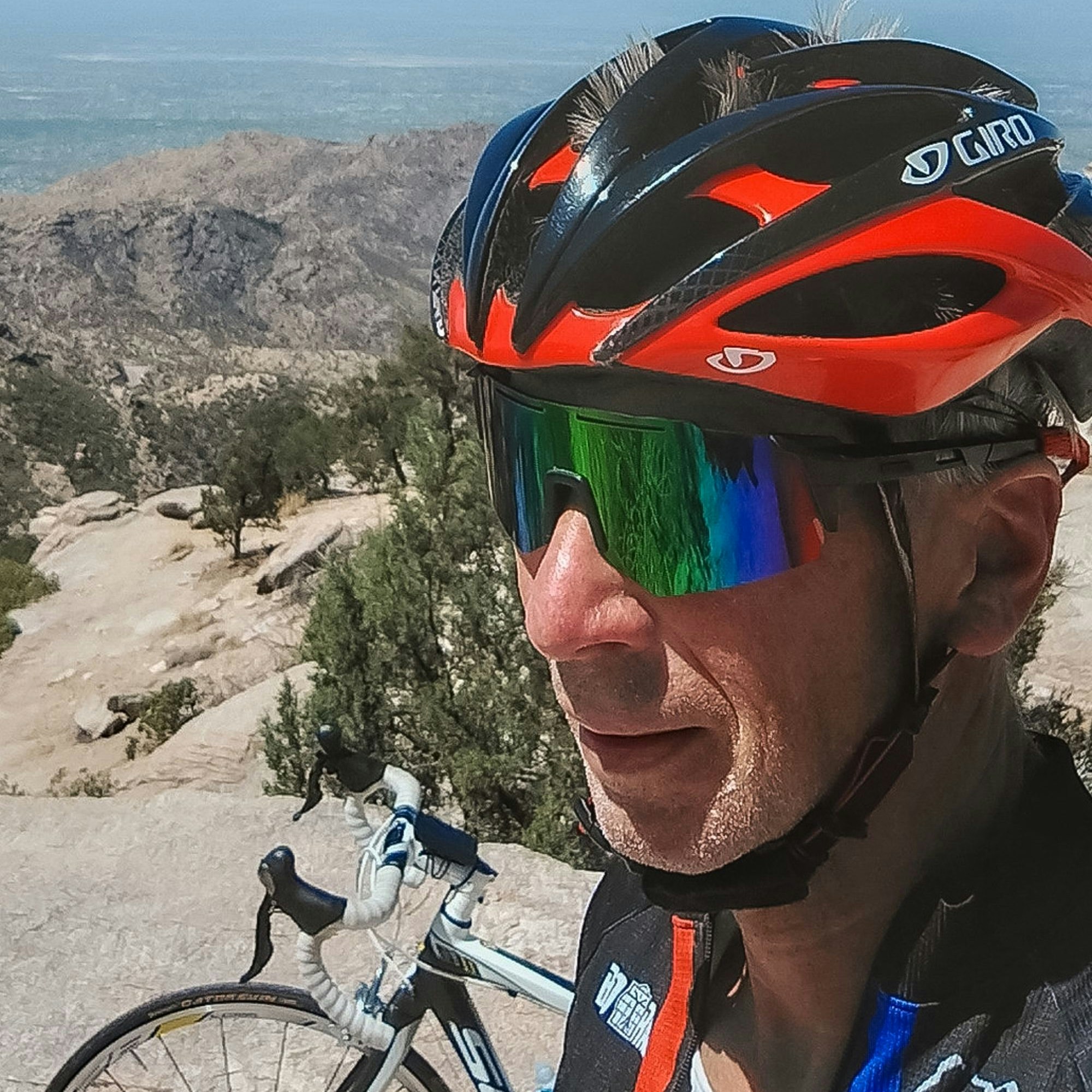 Mit Helm und Sonnenbrille steht Andreas Großpietsch in der Wüste Nevadas.