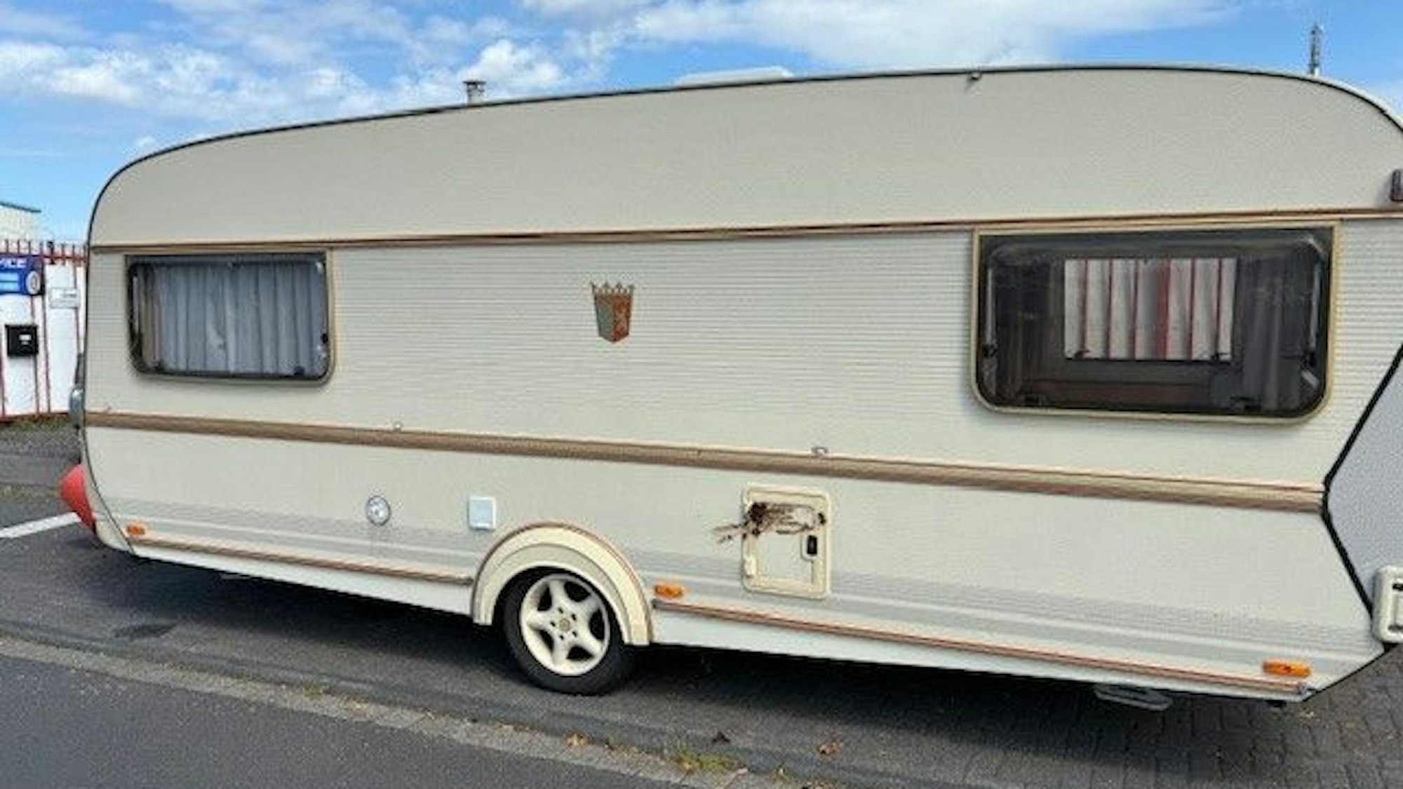 Ein Wohnwagen wurde an der Speestraße in Troisdorf mehrfach mit Hundekot beschmiert. Verursacher soll ein ehemaliger Blumenhändler sein, der für den Stadtrat kandidiert.